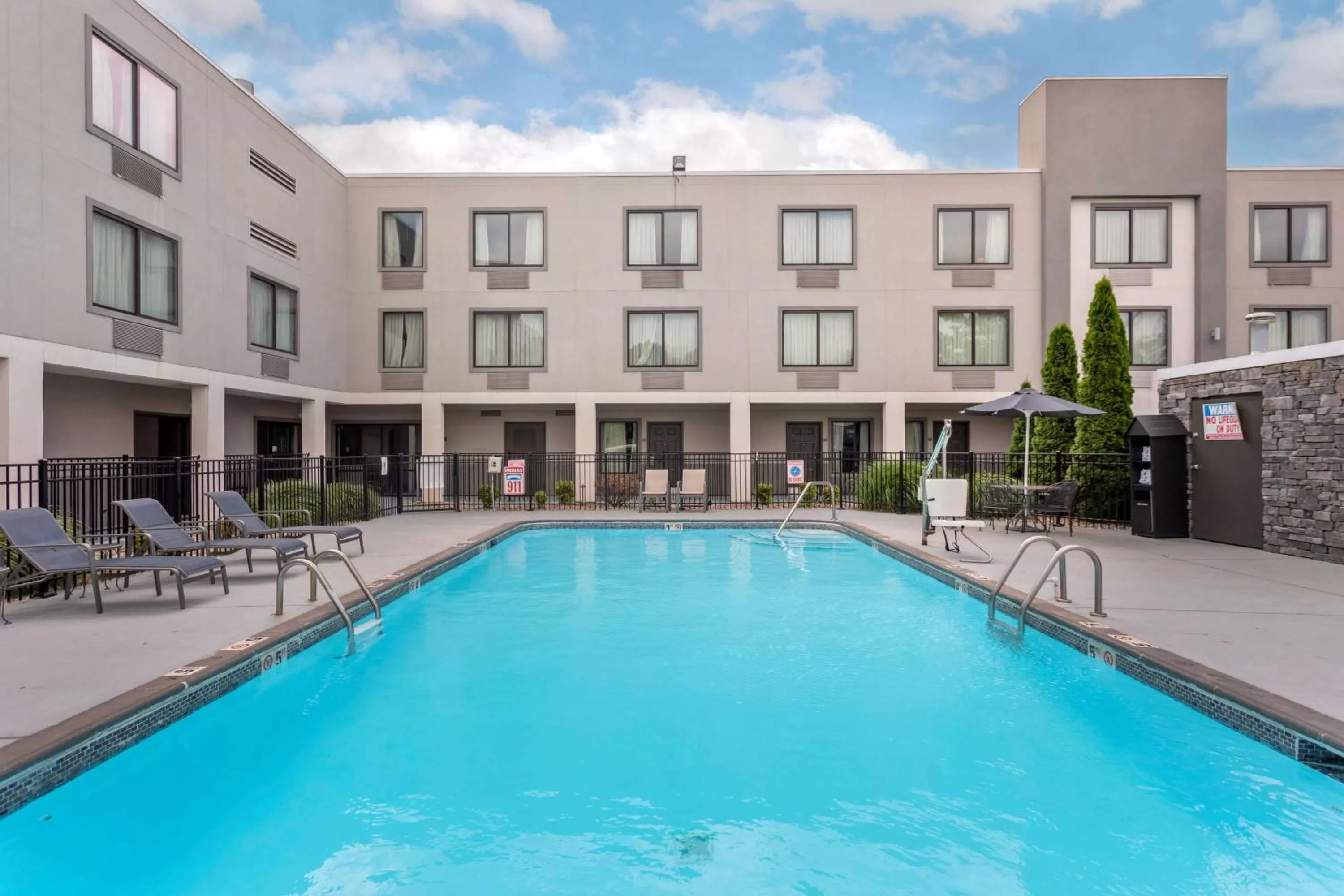 Pool view in Best Western Plus Bowling Green
