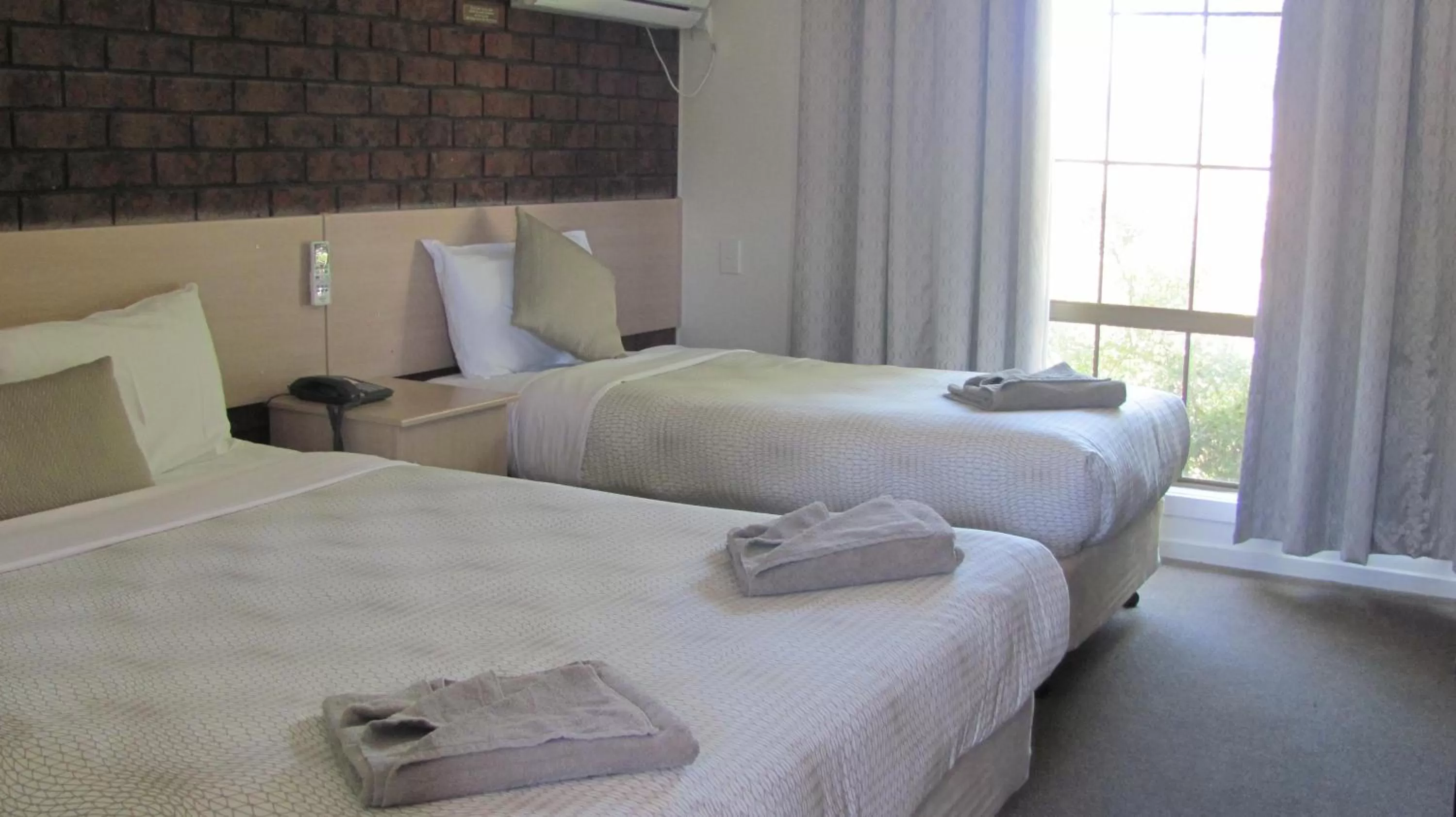 Bed in Bristol Hill Motor Inn