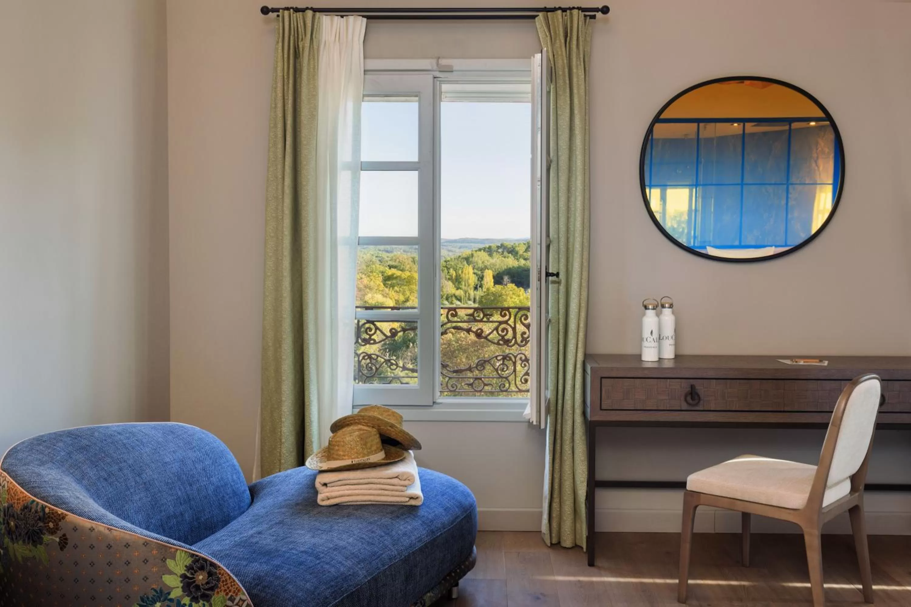 Photo of the whole room in LOU CALEN