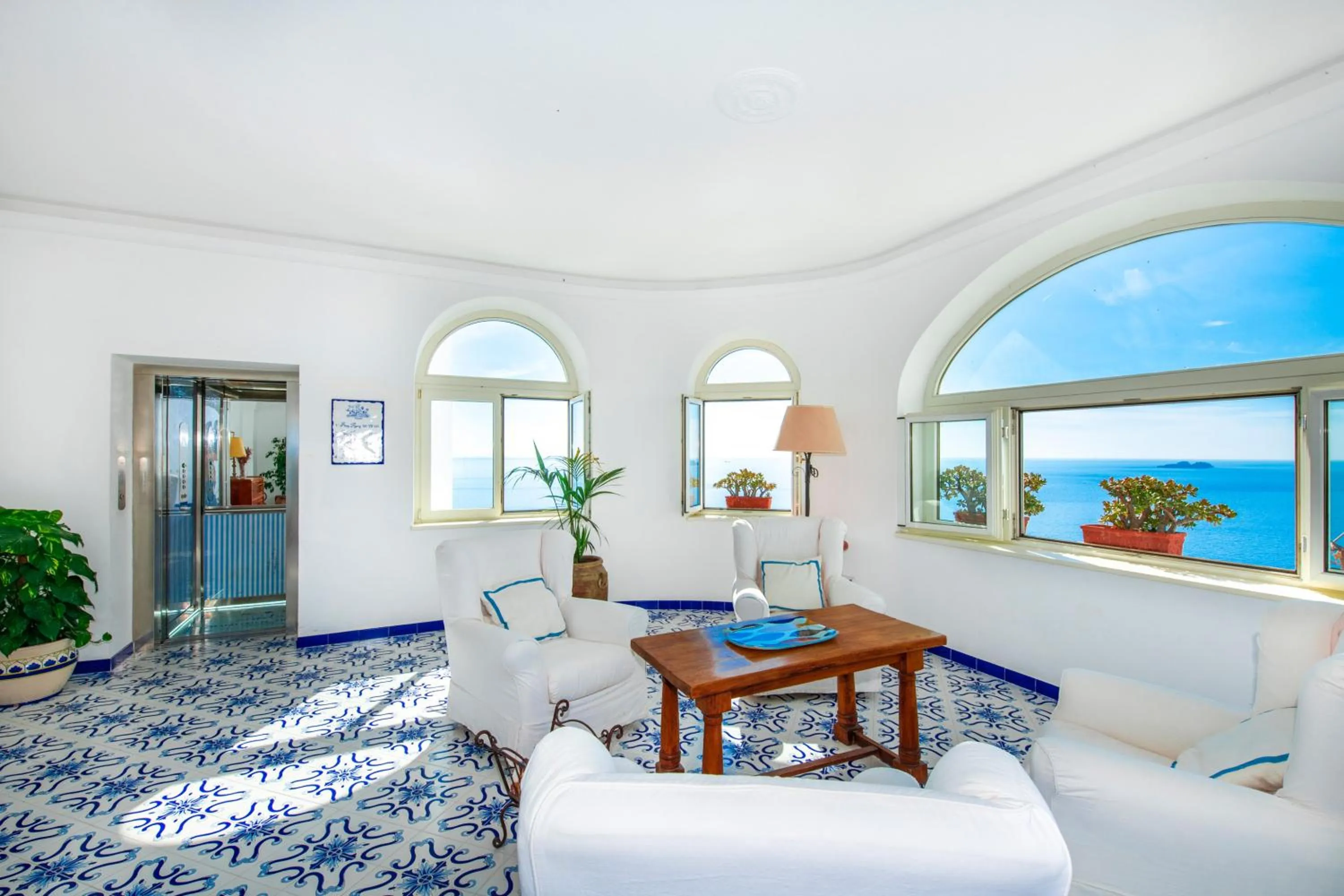 Communal lounge/ TV room in Grand Hotel Tritone