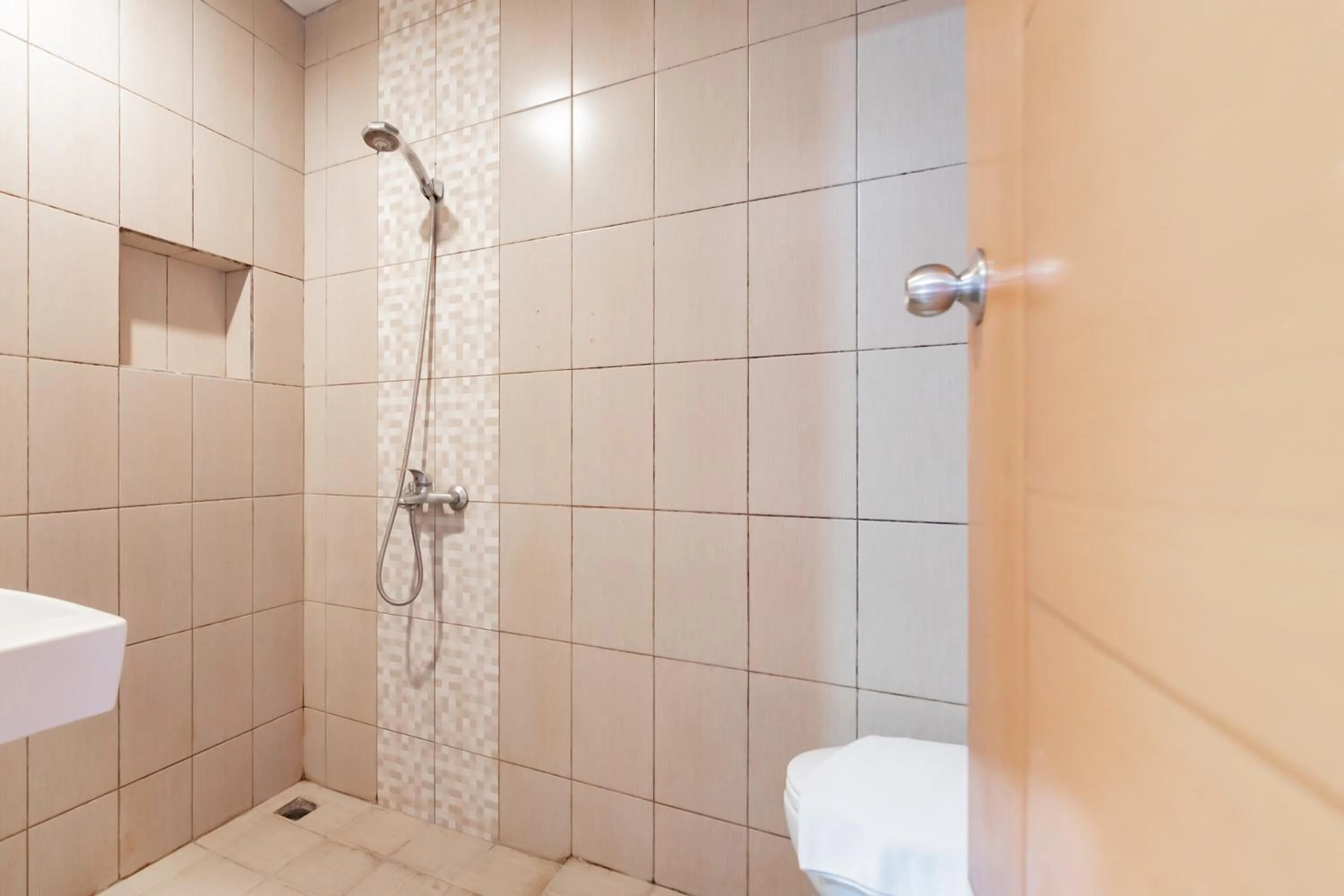 Bathroom in RedDoorz Plus @ Dago Pojok 3