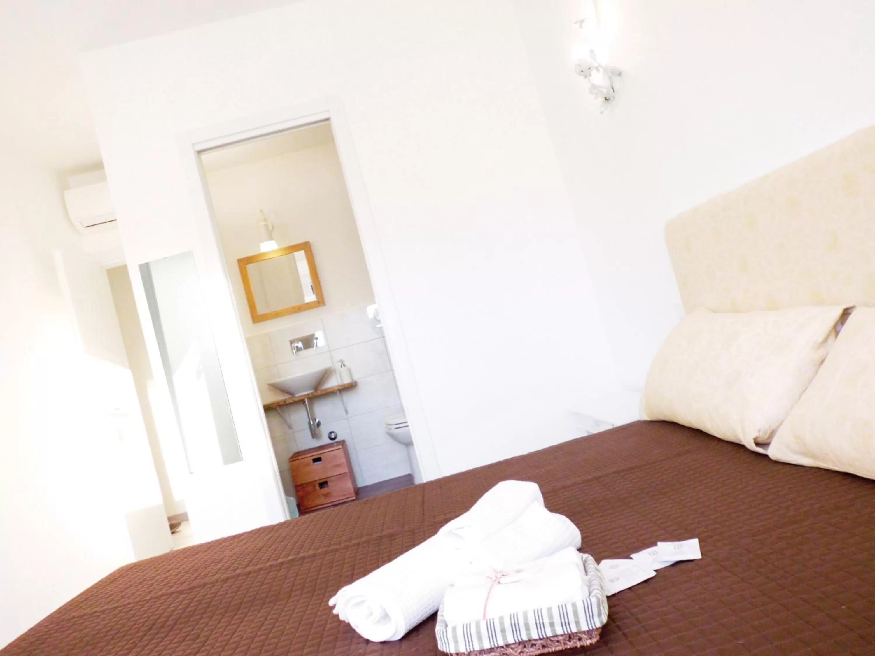 Bathroom, Bed in B&B More Than Rome