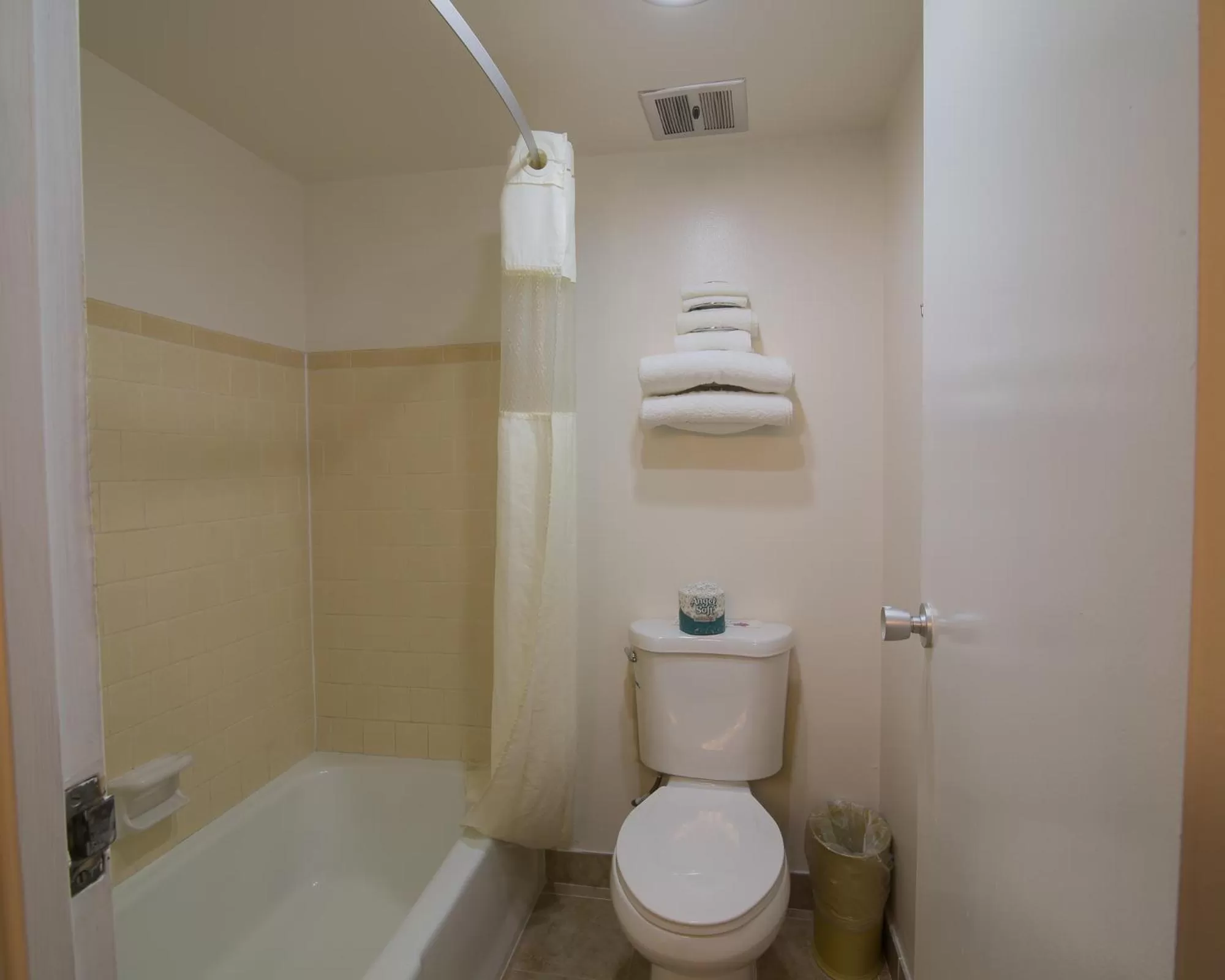 Bathroom in Dunsmuir Inn & Suites Dunsmuir