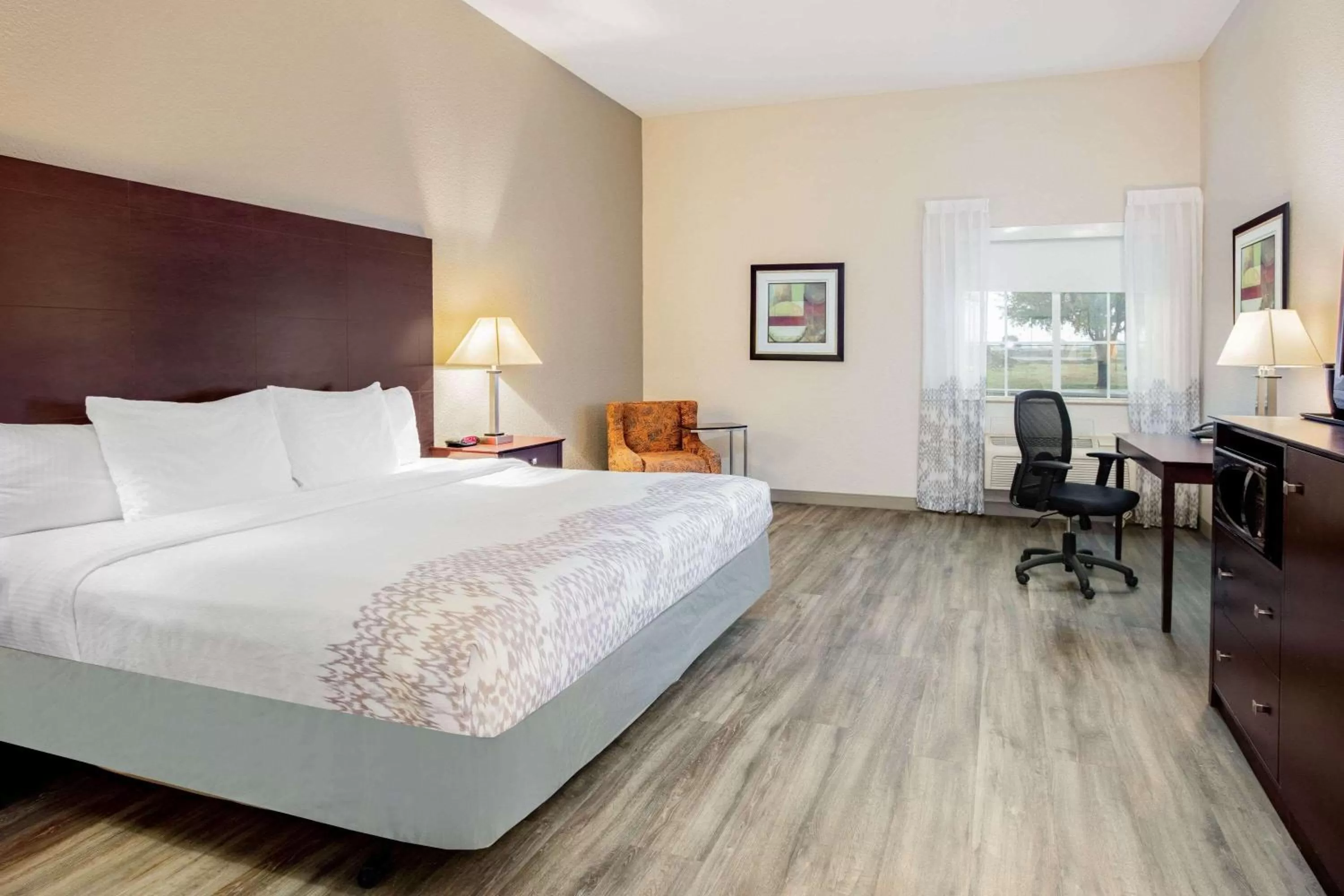 Photo of the whole room, Bed in La Quinta by Wyndham McKinney