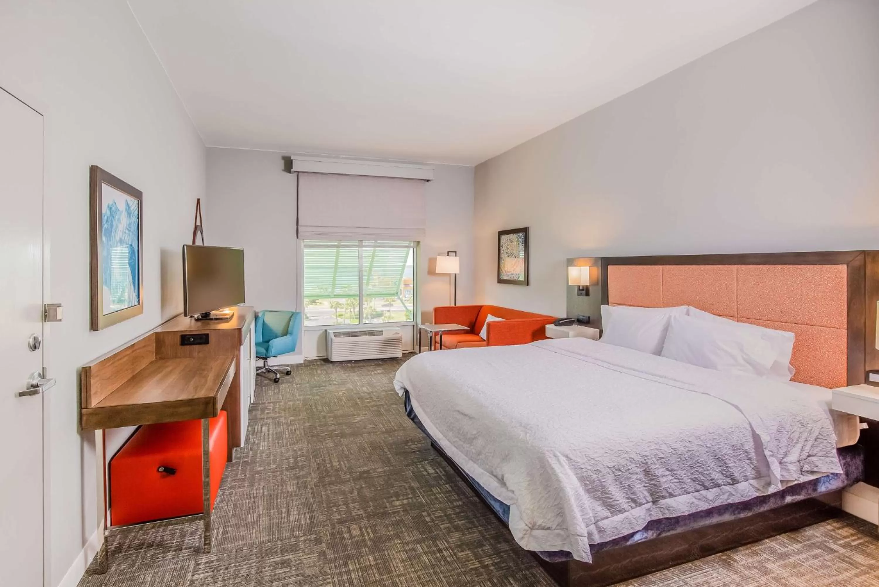 Living room, Bed in Hampton Inn Pensacola Beach