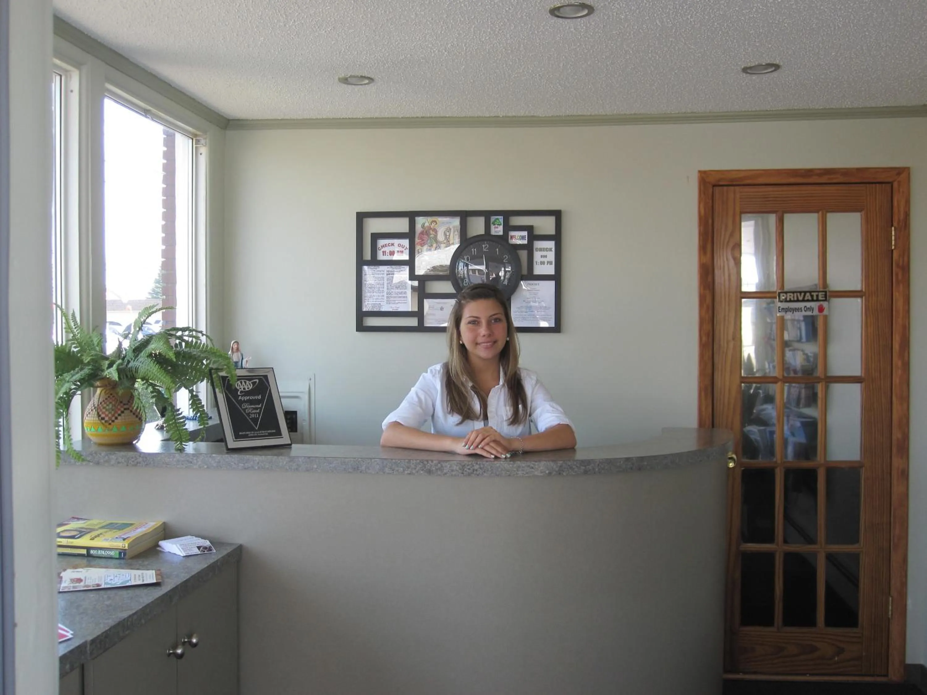Lobby or reception in Swiss Cottage Inn