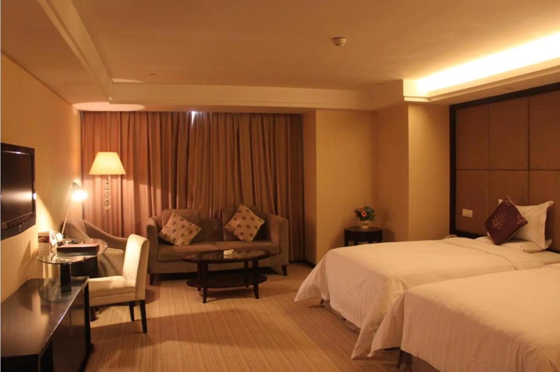 Photo of the whole room, Bed in Zhengzhou Yuehai Hotel