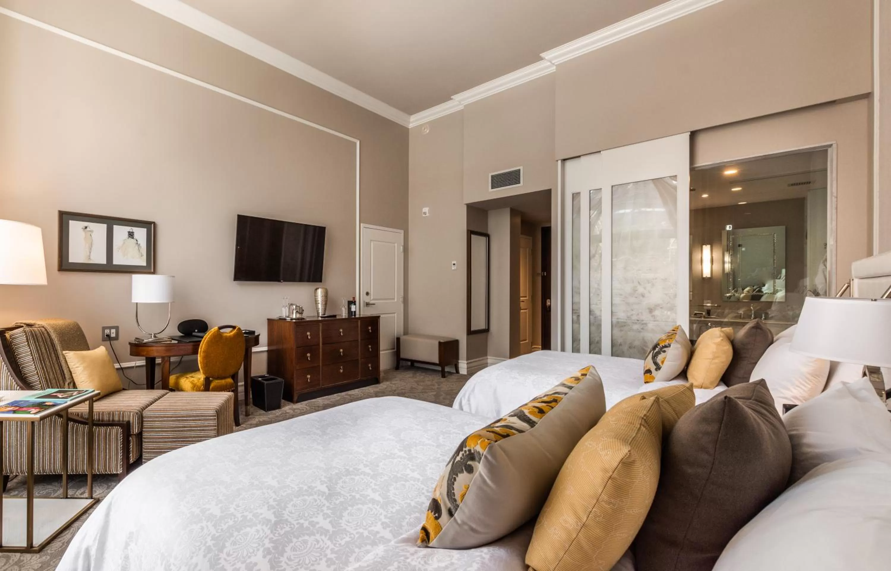 Photo of the whole room, Bed in Hôtel Birks Montréal