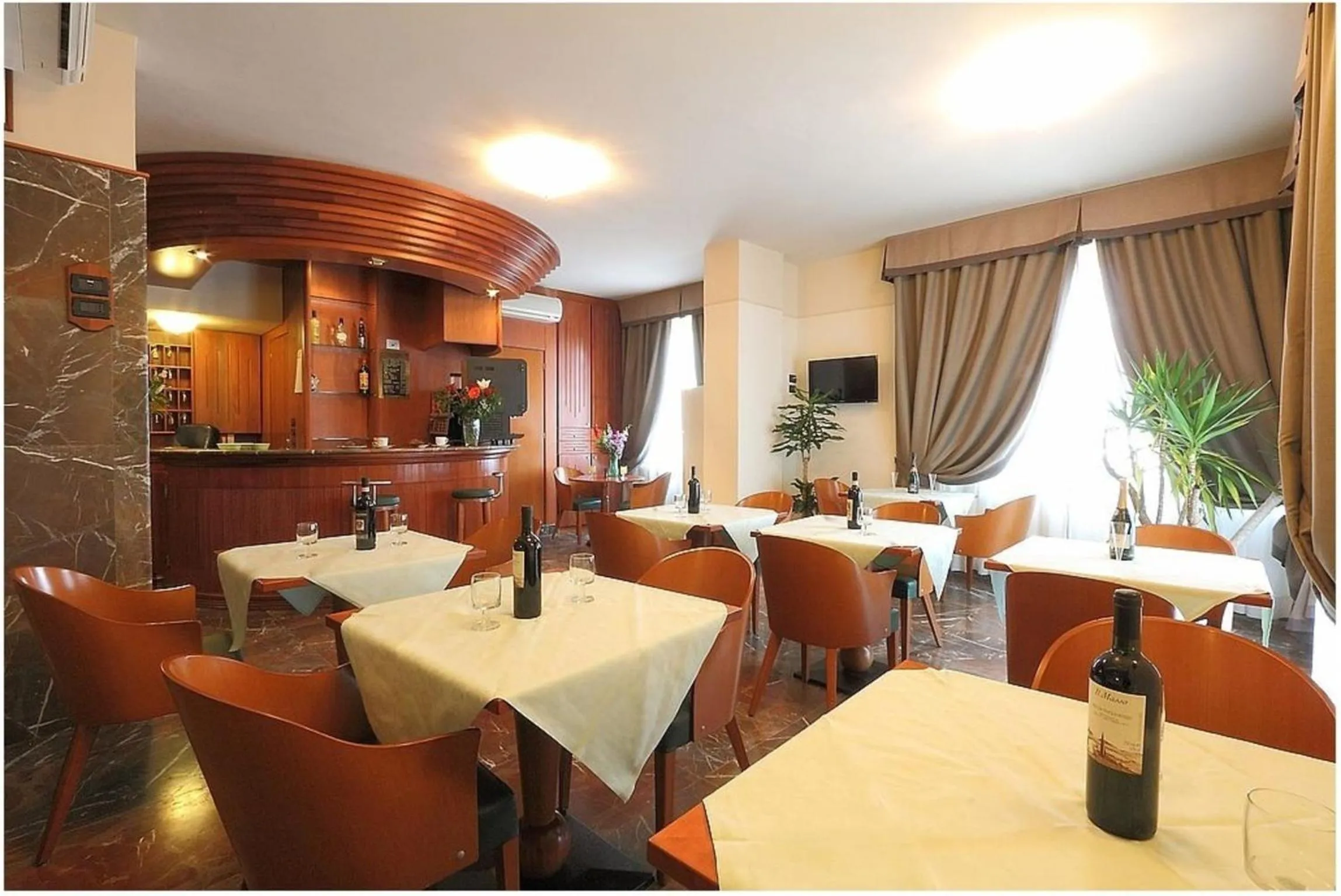 Restaurant/places to eat in Hotel Arcadia