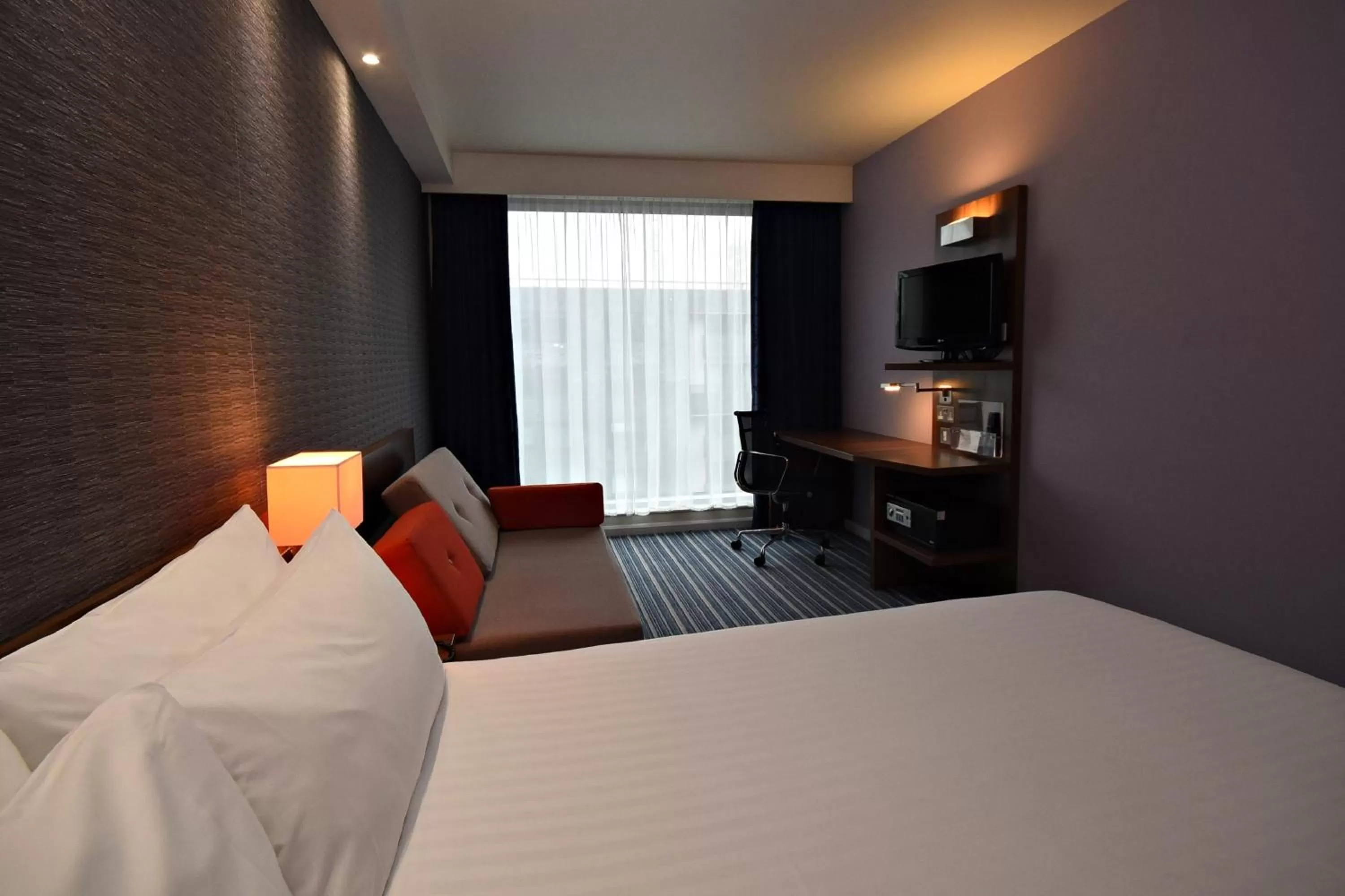 Photo of the whole room, Bed in Holiday Inn Express Manchester City Centre Arena by IHG