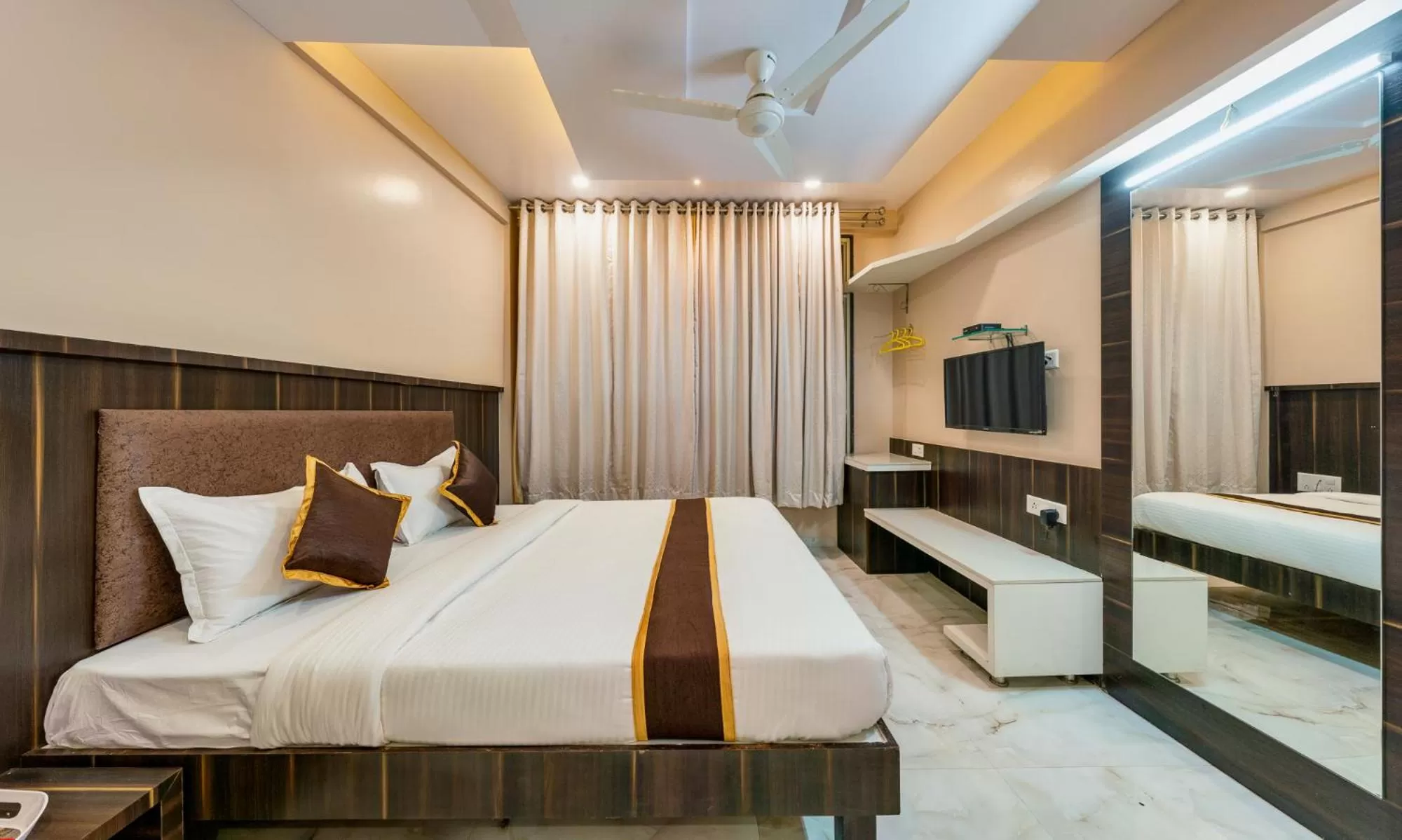 Bed in Hotel Aatithya Satkar Near Mahalaxmi Temple