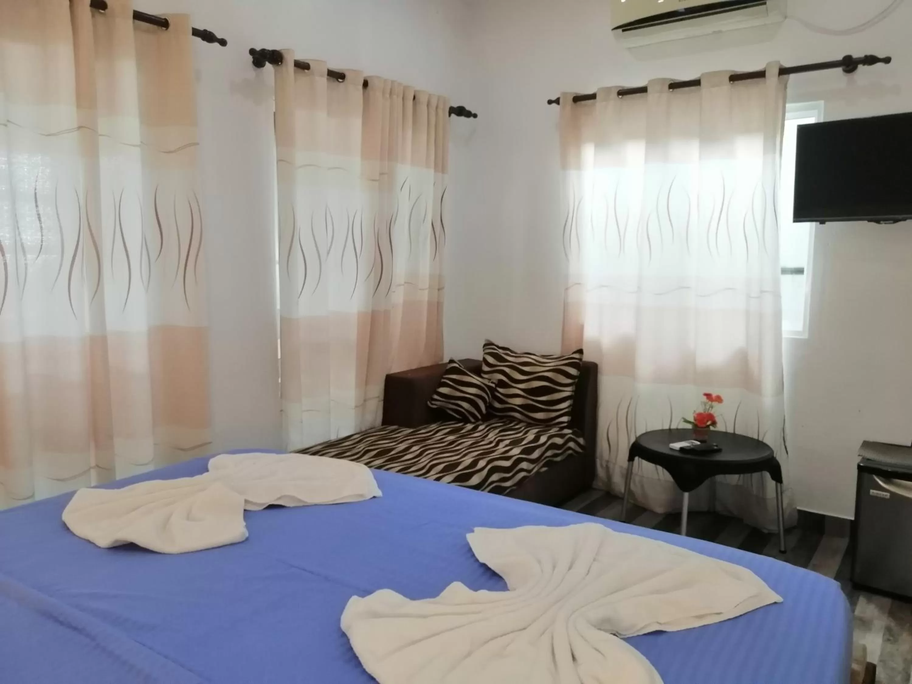 Bed in Le Petit Hotel & Restaurant