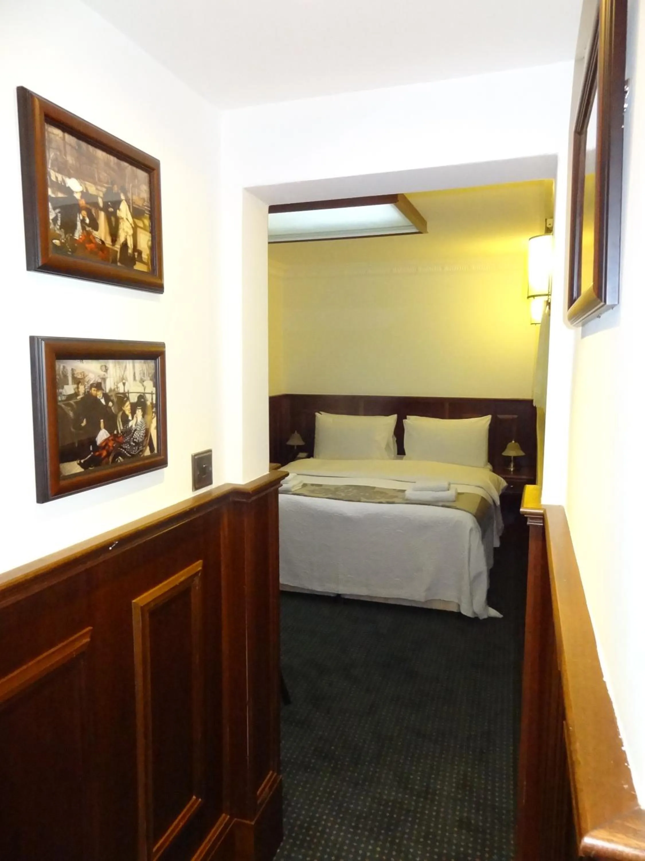 Bed in Regency House Hotel