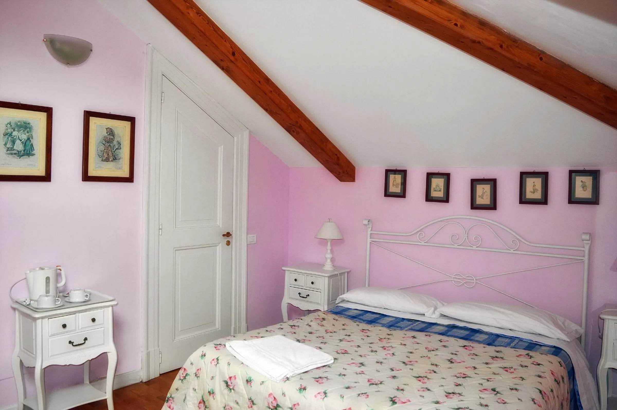 Photo of the whole room, Bed in The Secret Garden Relais