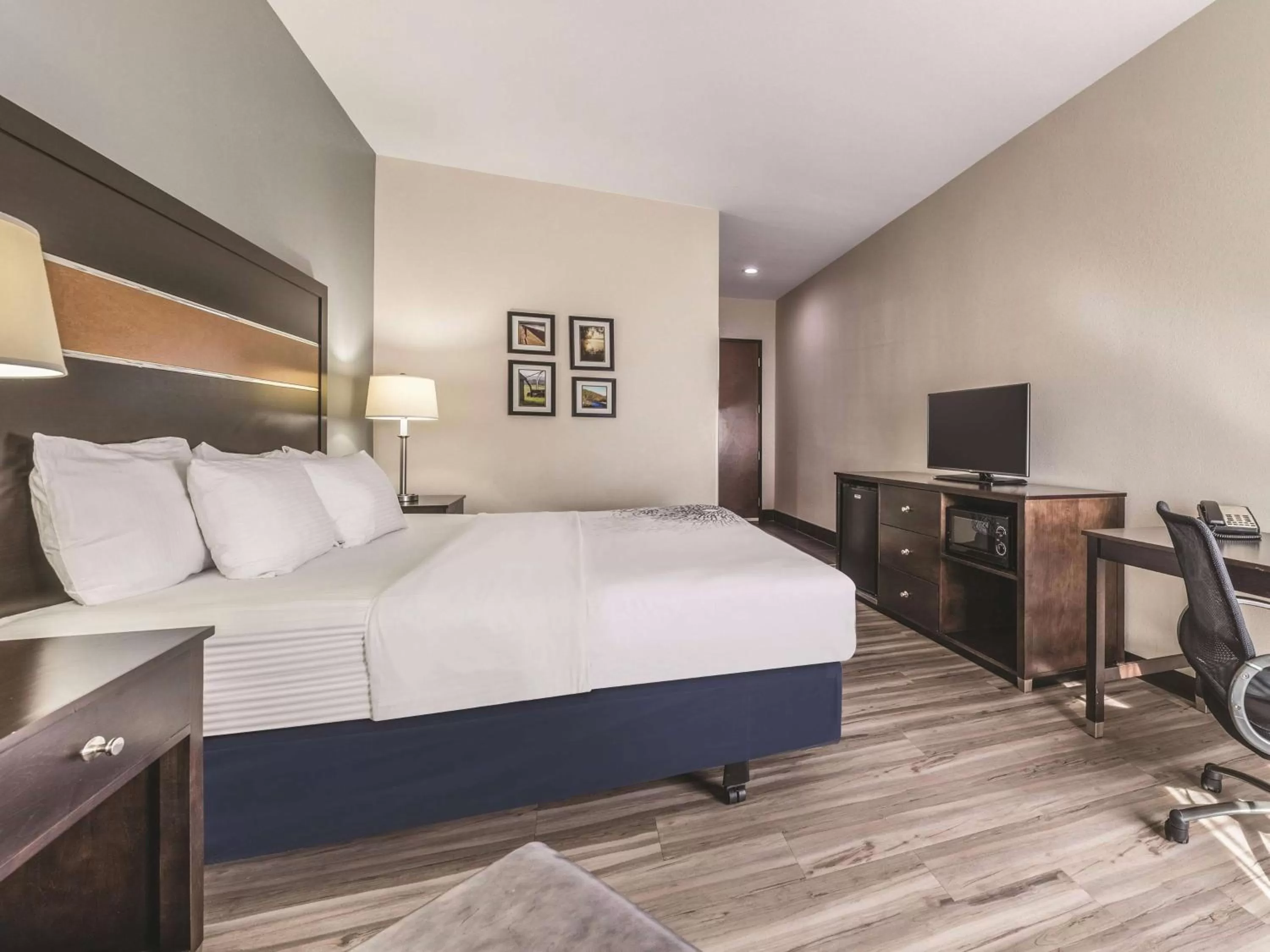 Photo of the whole room, Bed in La Quinta by Wyndham Tulsa - Catoosa