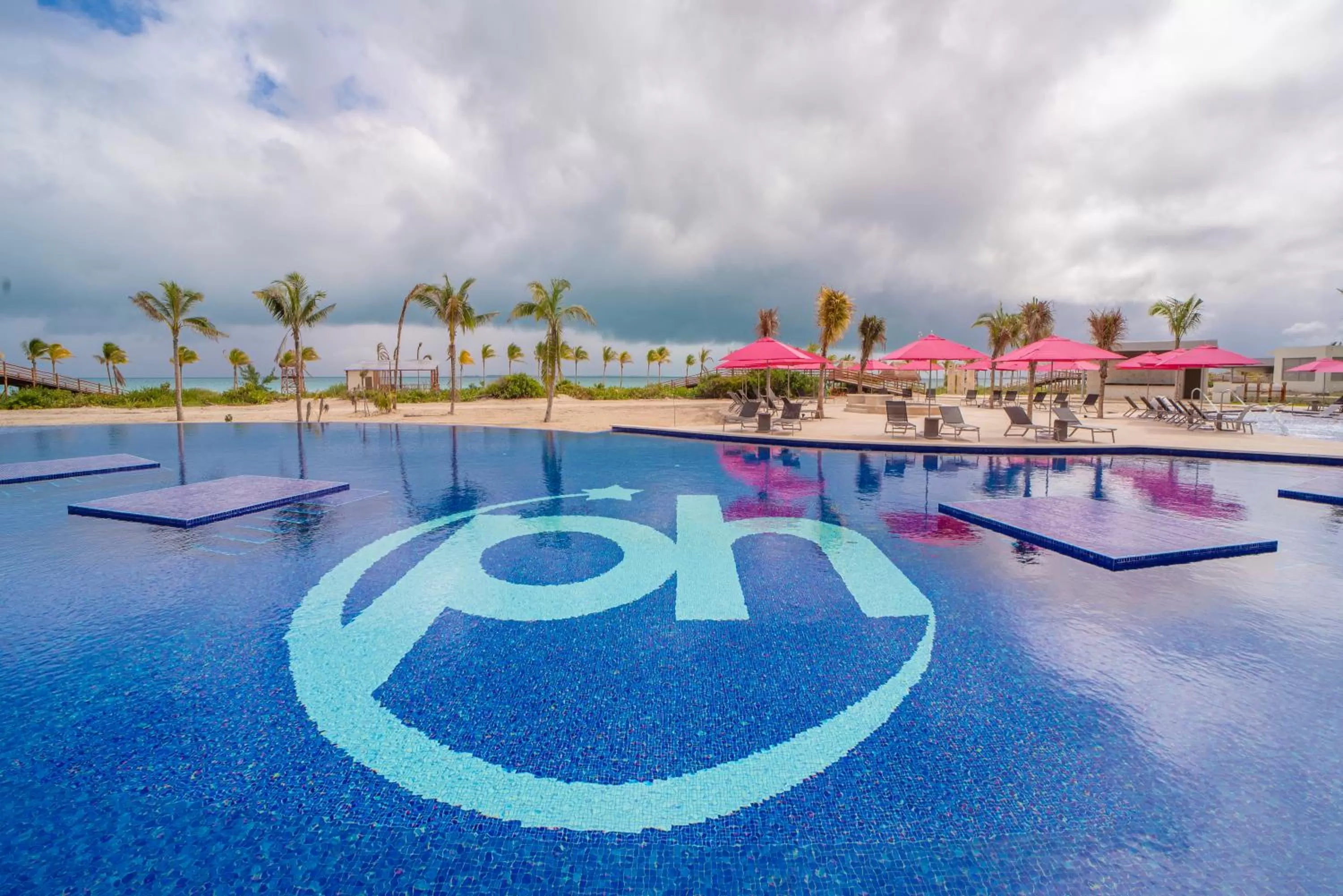 Swimming pool in Planet Hollywood Cancun by Royalton, An Autograph Collection All-Inclusive Resort