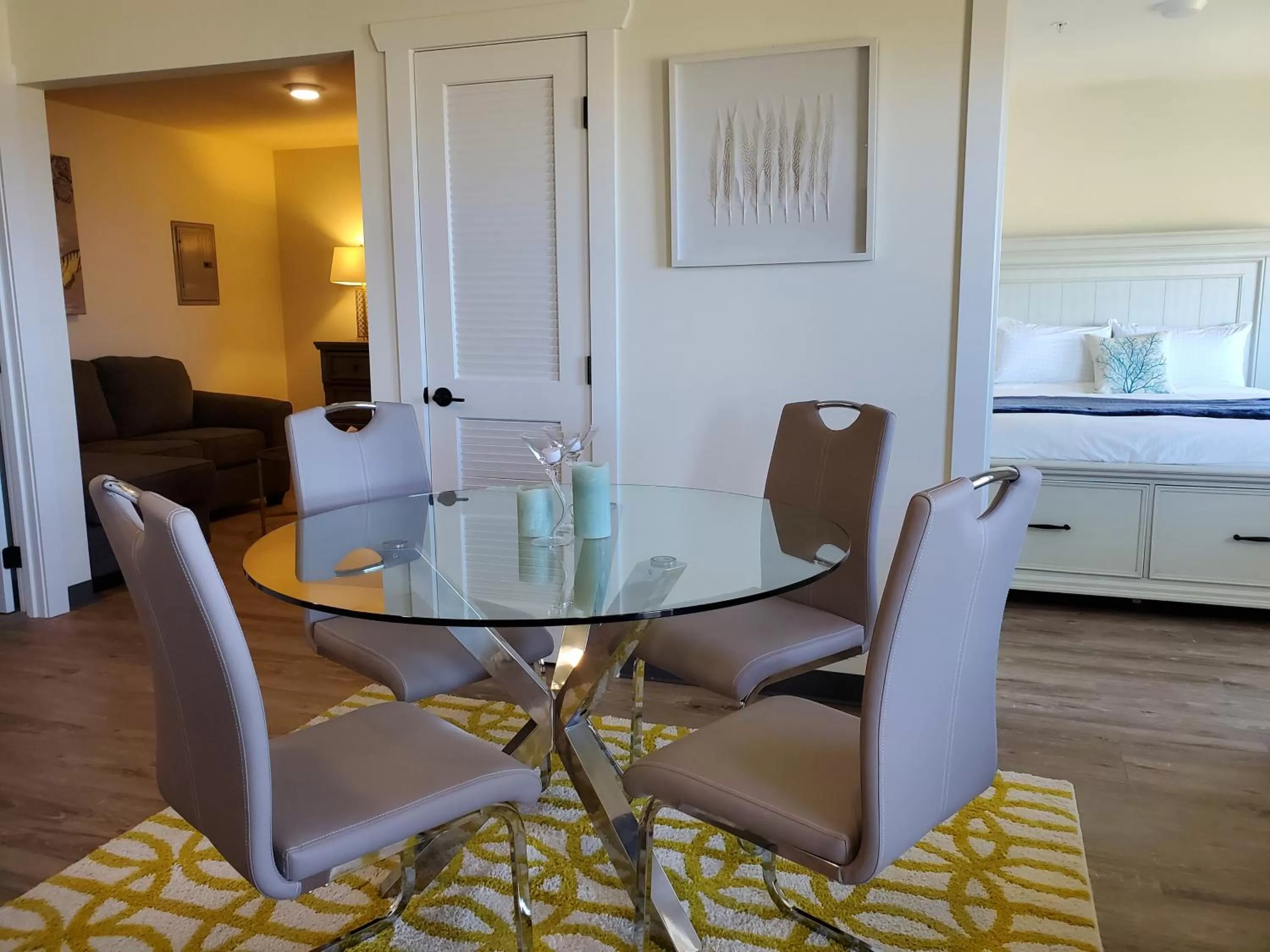 Bed, Dining Area in Moonstone Beach Motel