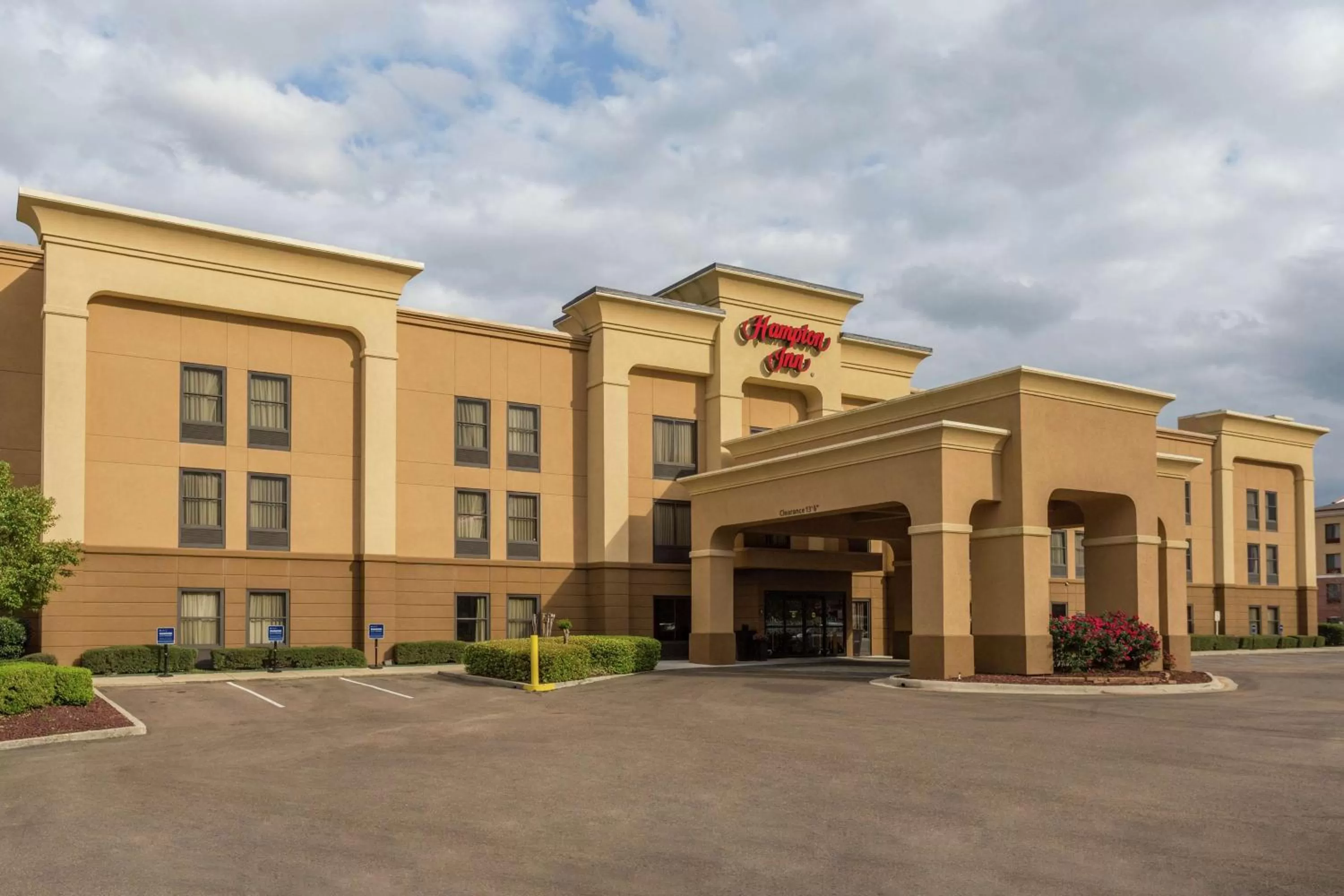Property Building in Hampton Inn Clinton