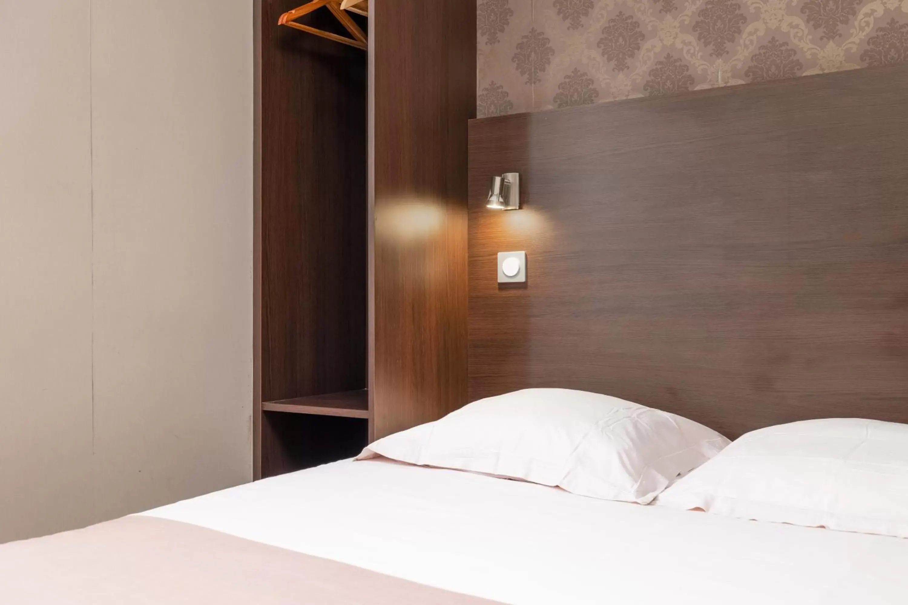 Small Double Room in Hotel De L'Agriculture - 2 étoiles Small Double Room in Hotel De L'Agriculture - 2 étoiles