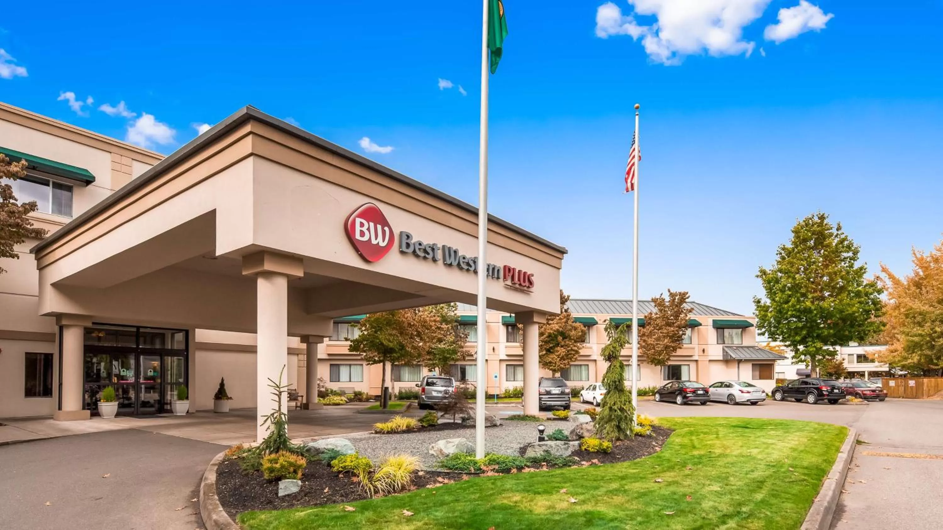 Property building in Best Western Plus Edmonds Harbor Inn