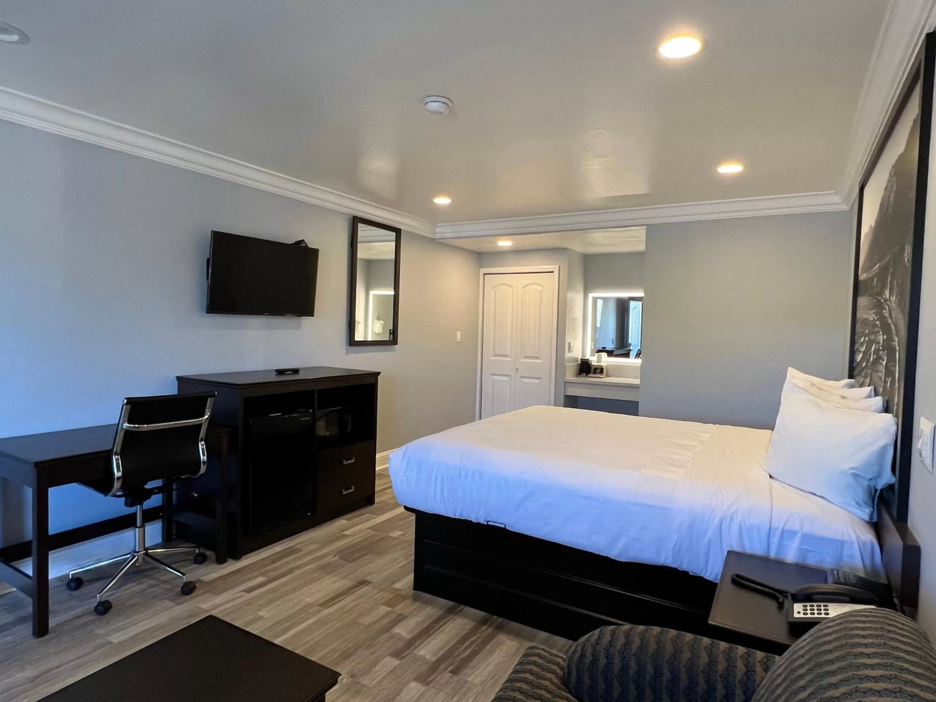 Photo of the whole room, Bed in Aura Inn Monterey