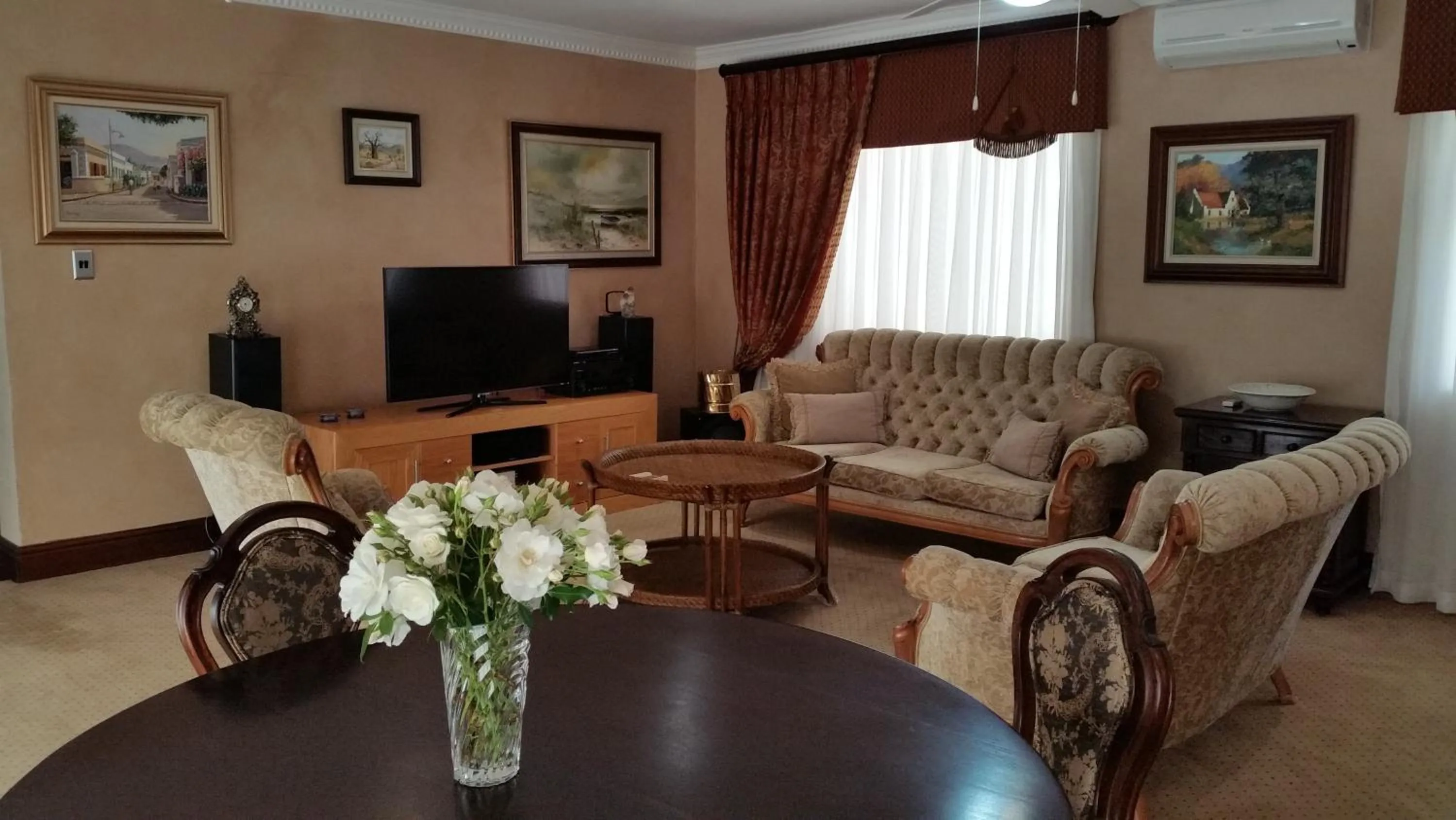 Living room in Royal Ridge Guesthouse