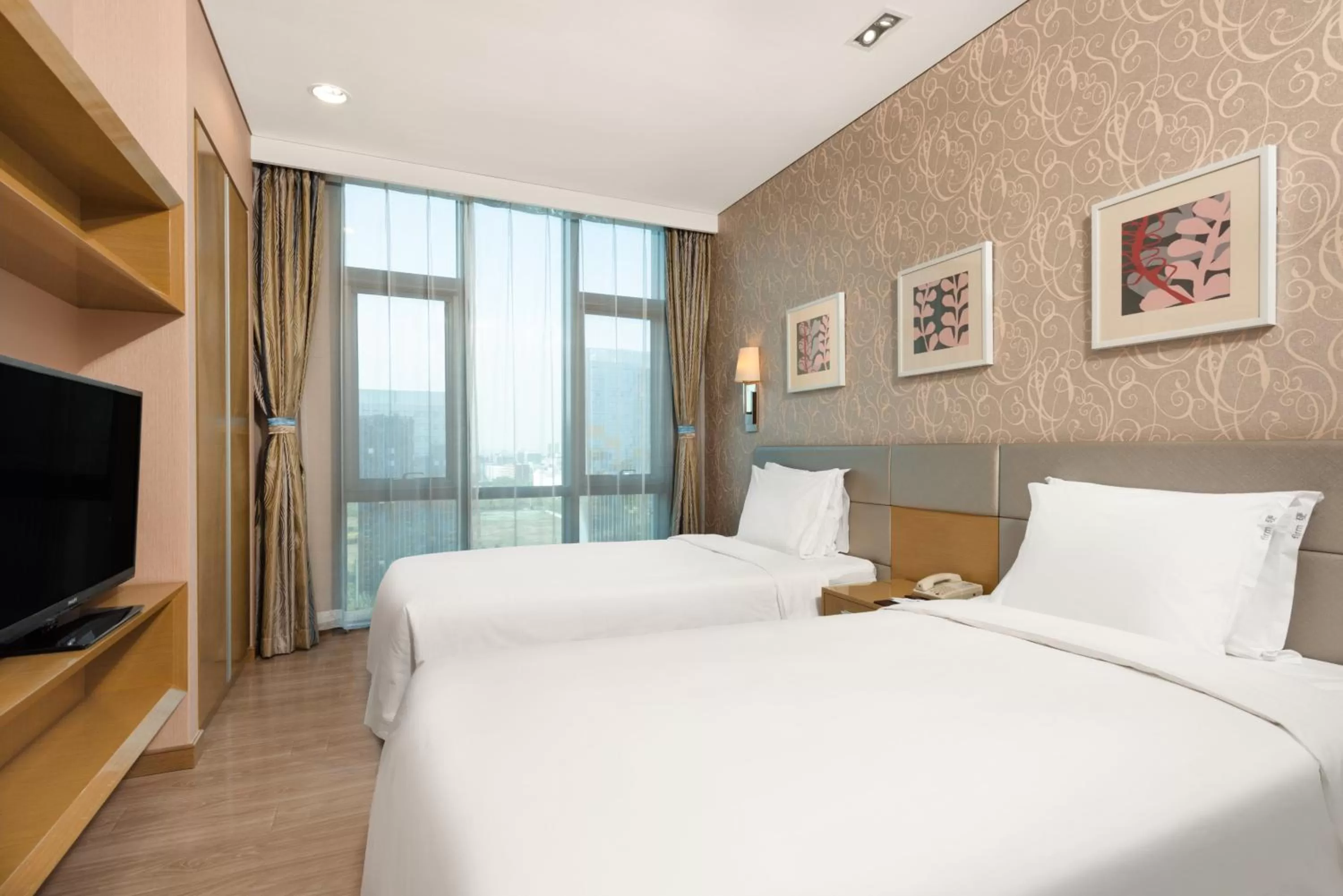 Photo of the whole room, Bed in Holiday Inn Express Beijing Yizhuang by IHG - Taxi 1 Hour to International Airport and 800 Meters to the Nearby Subway