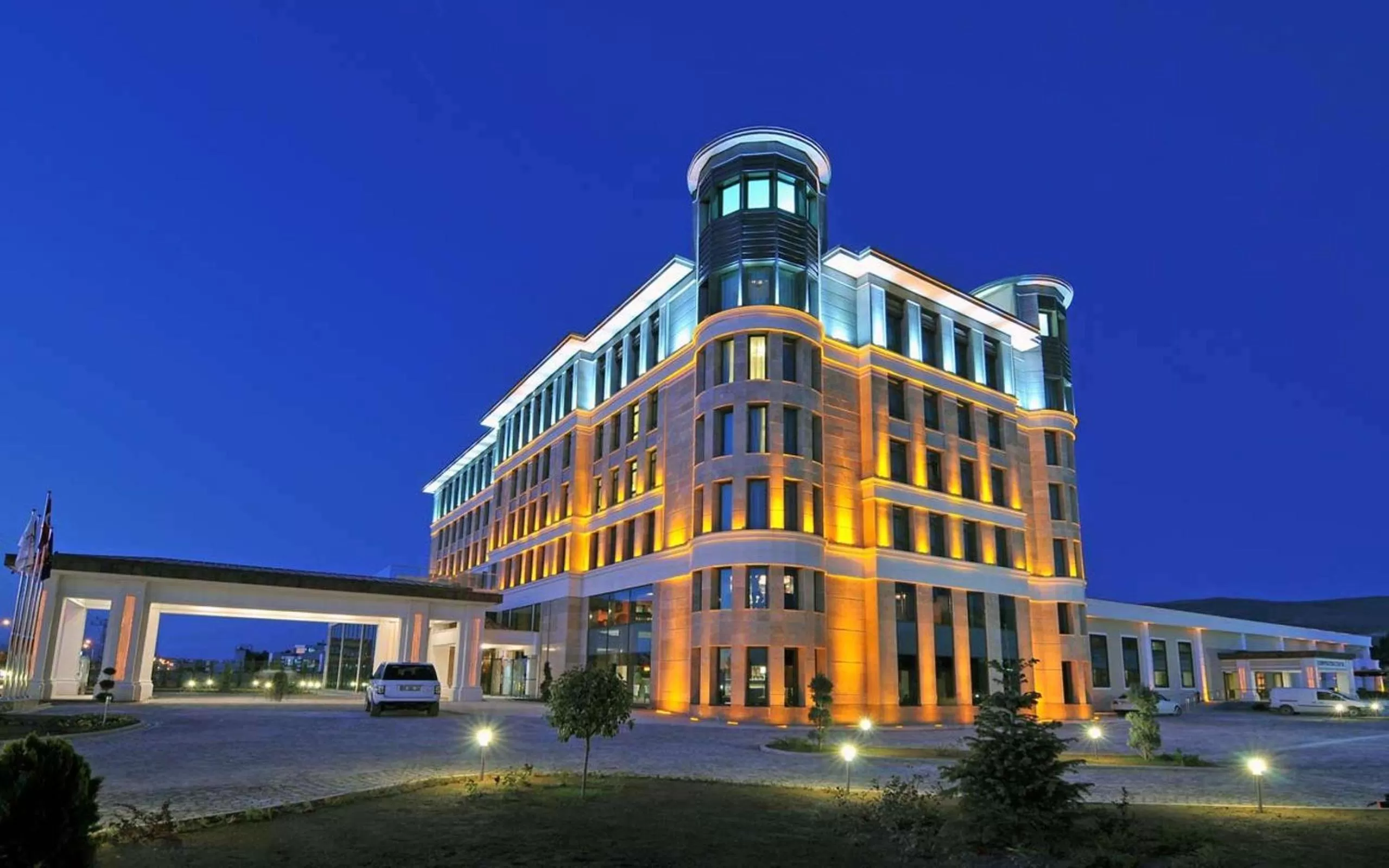 Property building in Doubletree by Hilton Van