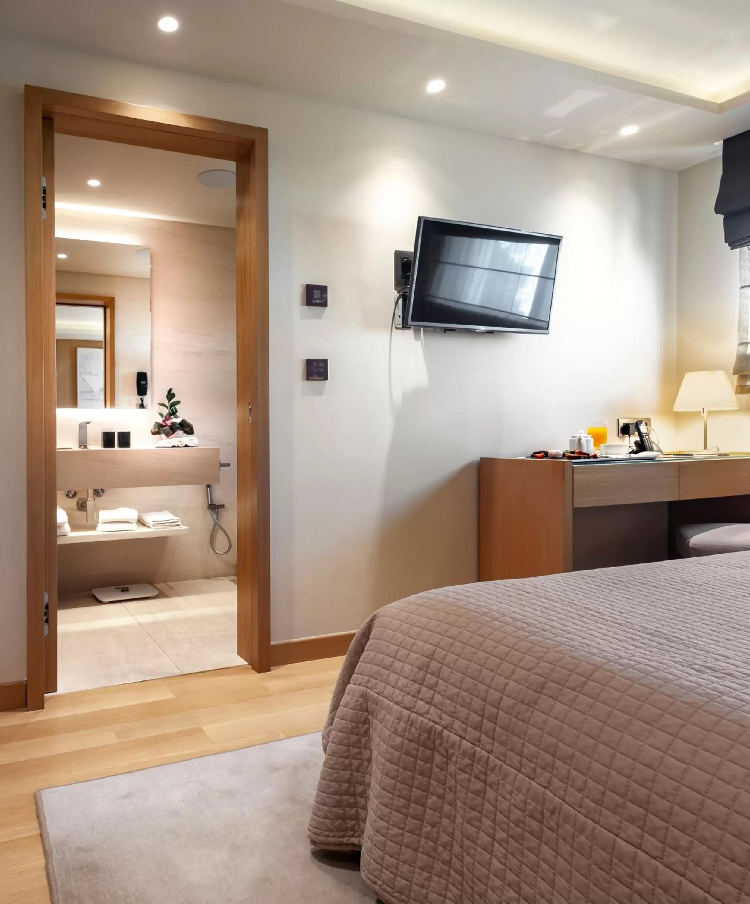 Shower, Bed in Somewhere Vouliagmeni