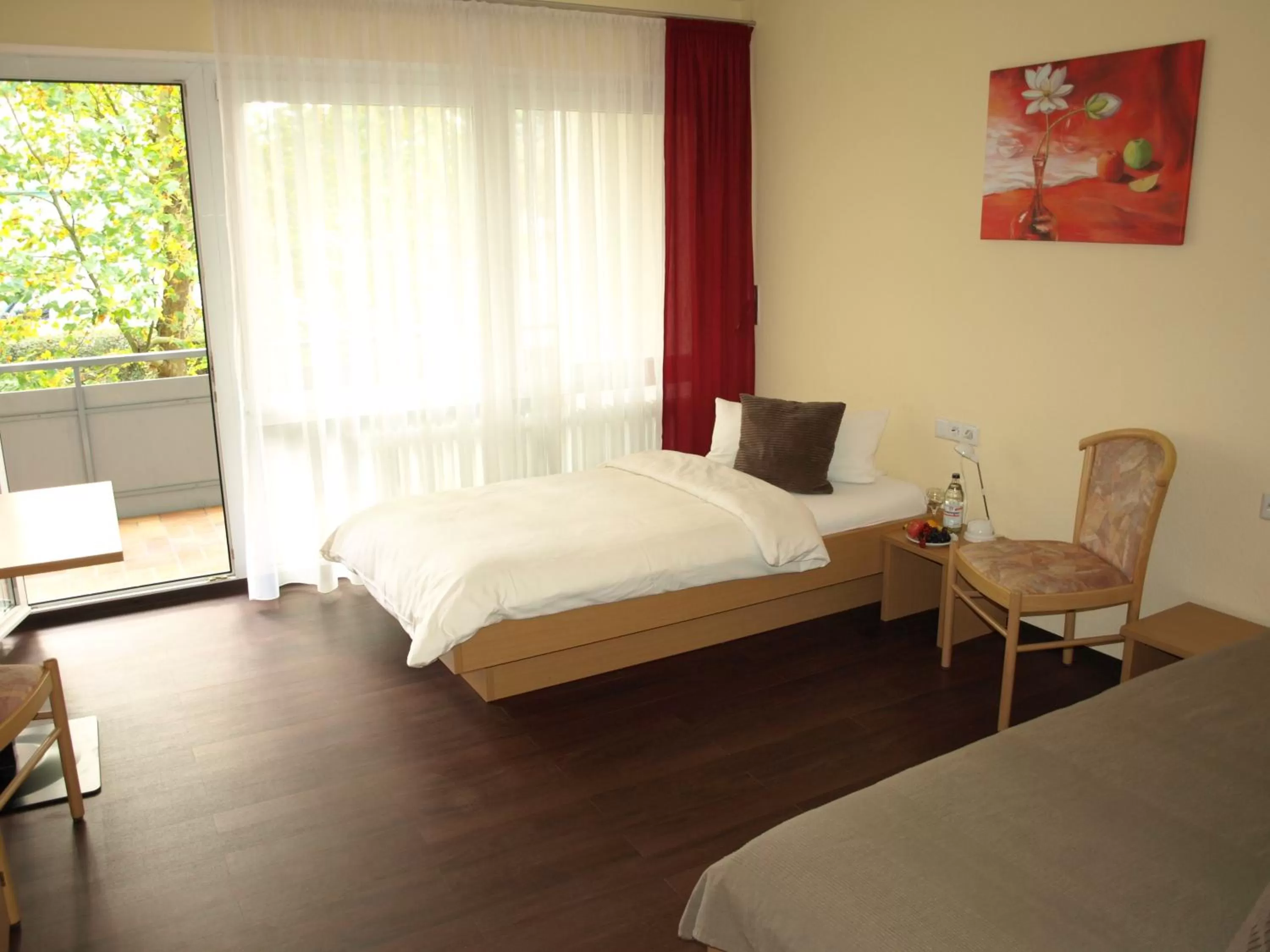 Photo of the whole room, Bed in Boardingroom