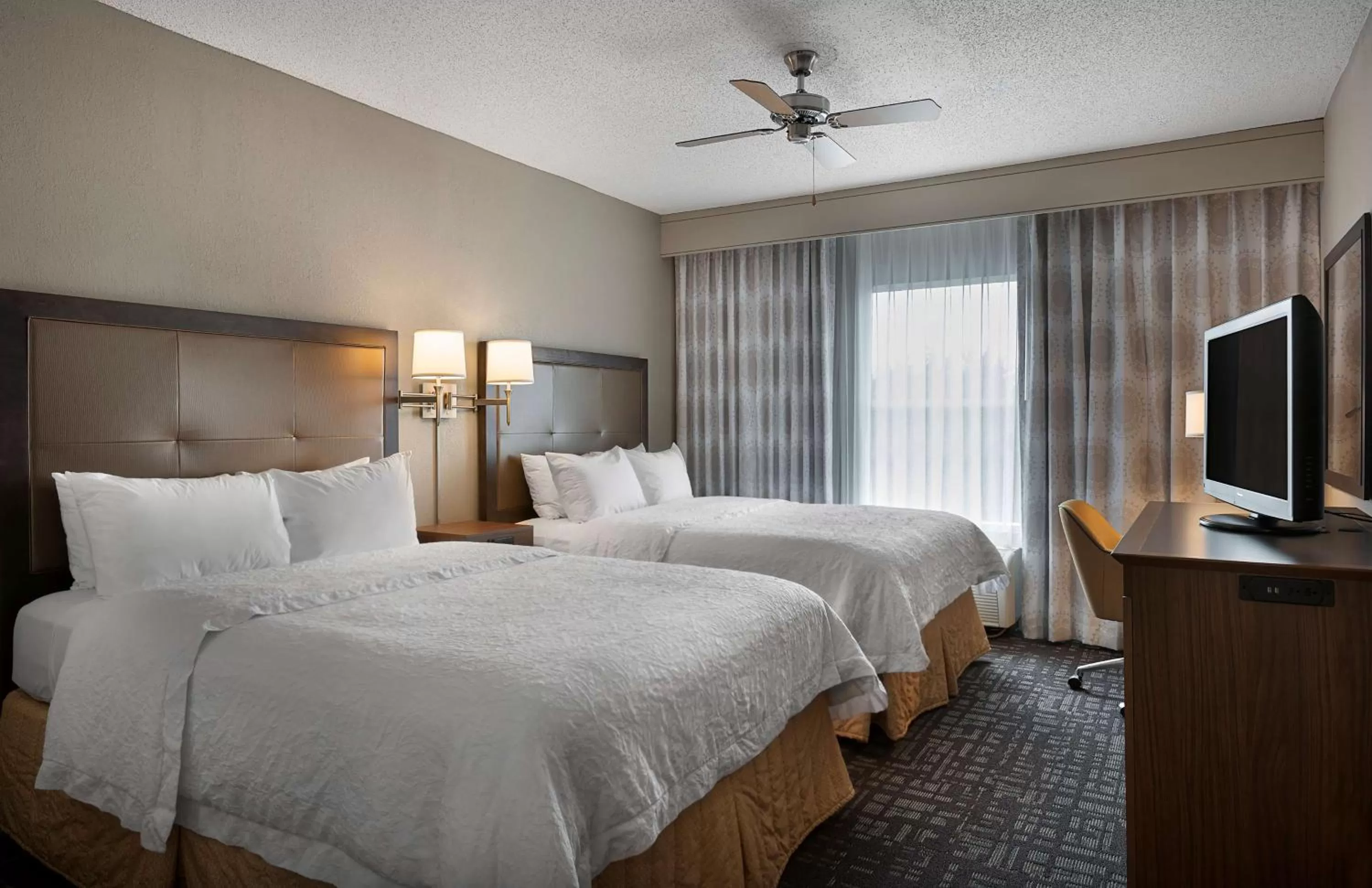 Bed in Hampton Inn & Suites Charlotte/Pineville