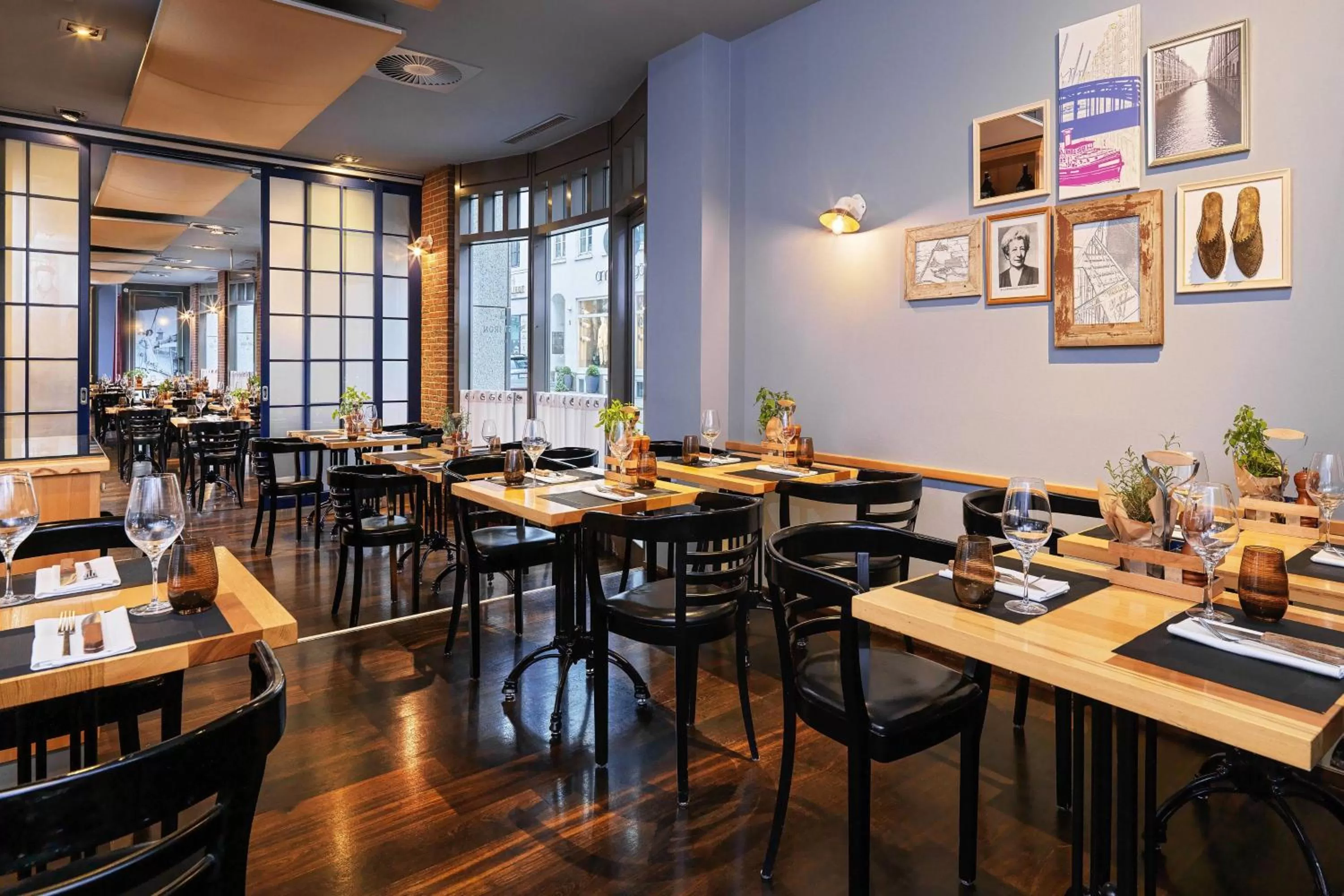 Restaurant/places to eat in Hamburg Marriott Hotel