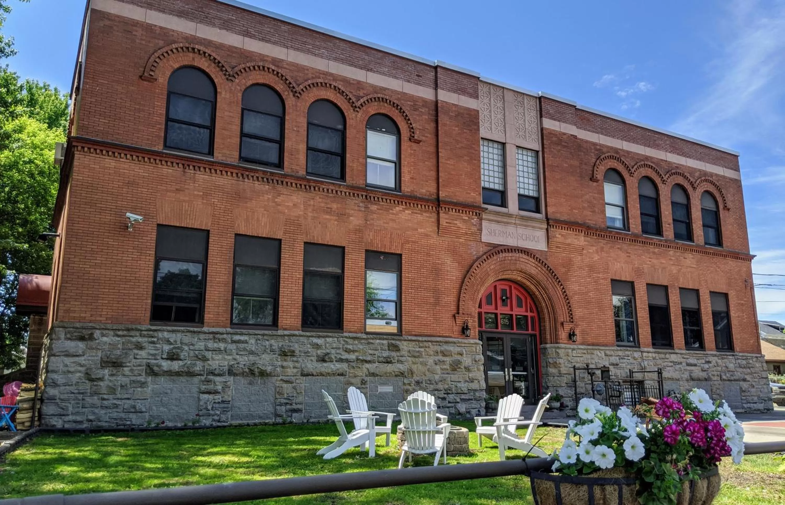 Facade/entrance in Sherman Inn