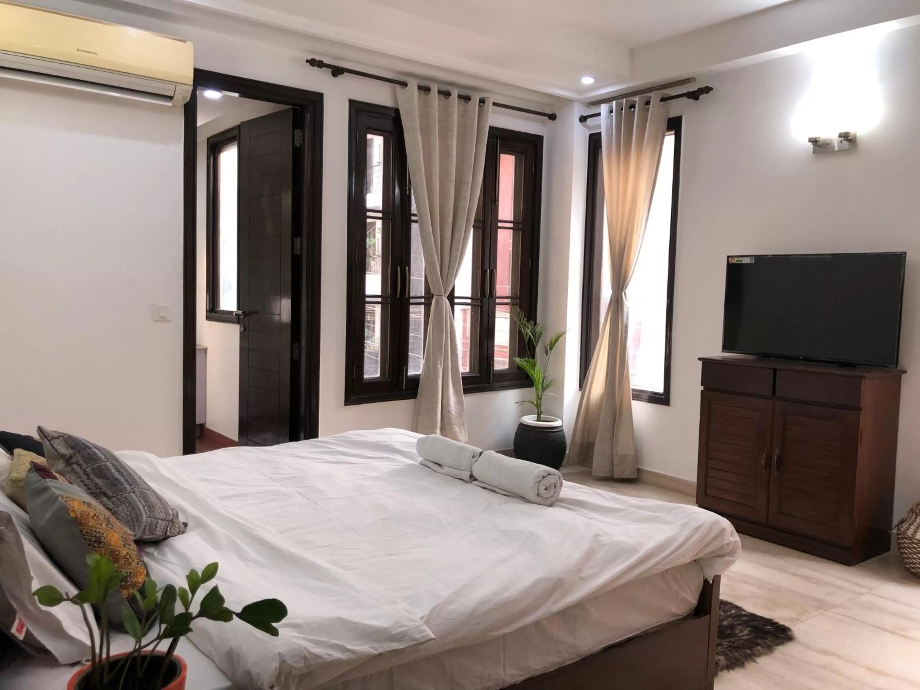 Bed in Avatar Living @Safdarjung Enclave