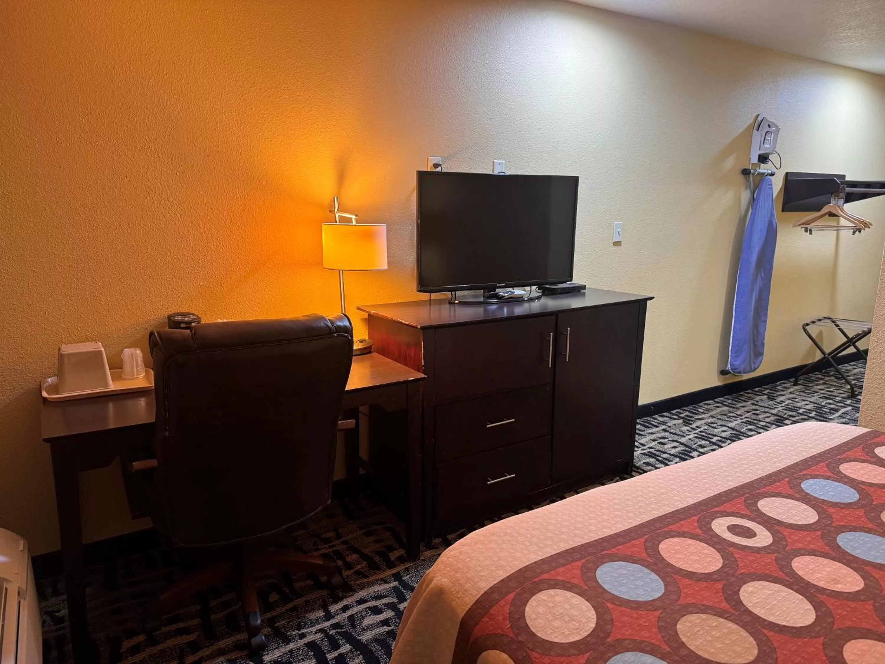 TV and multimedia, Bed in Super 8 by Wyndham Pasadena