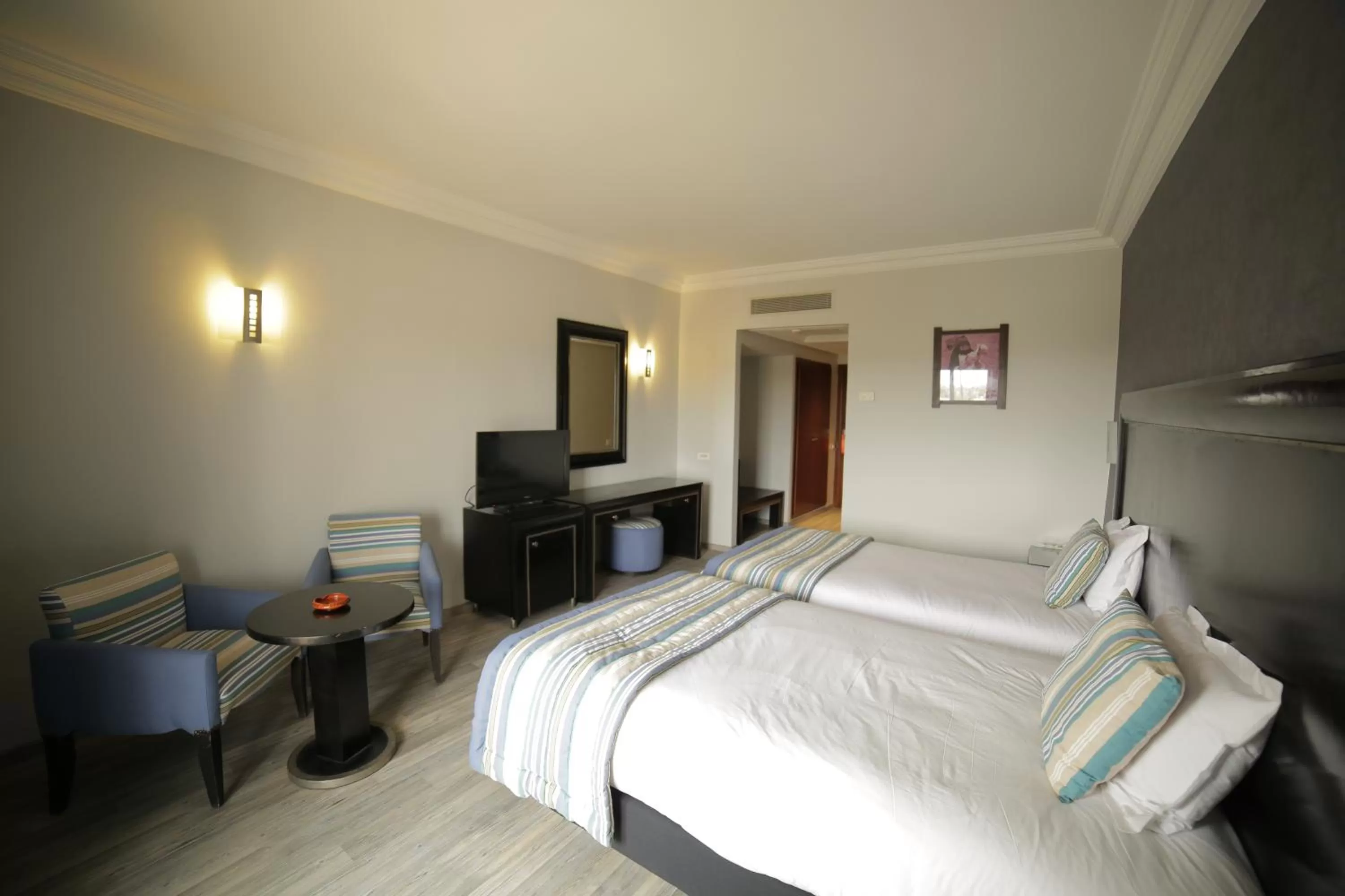 Photo of the whole room, Bed in Hotel Suisse