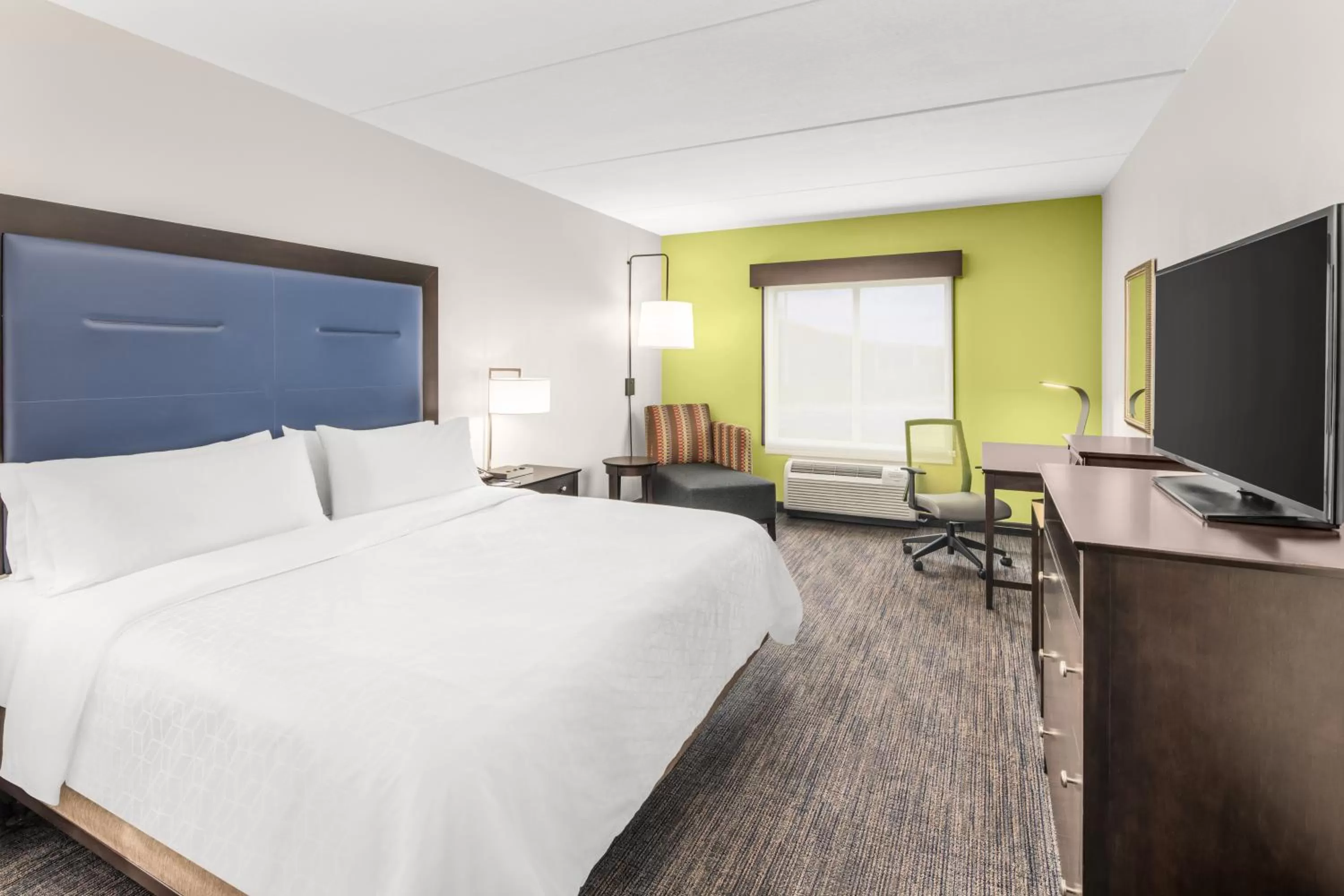 Bed in Holiday Inn Express & Suites Wilmington-Newark by IHG