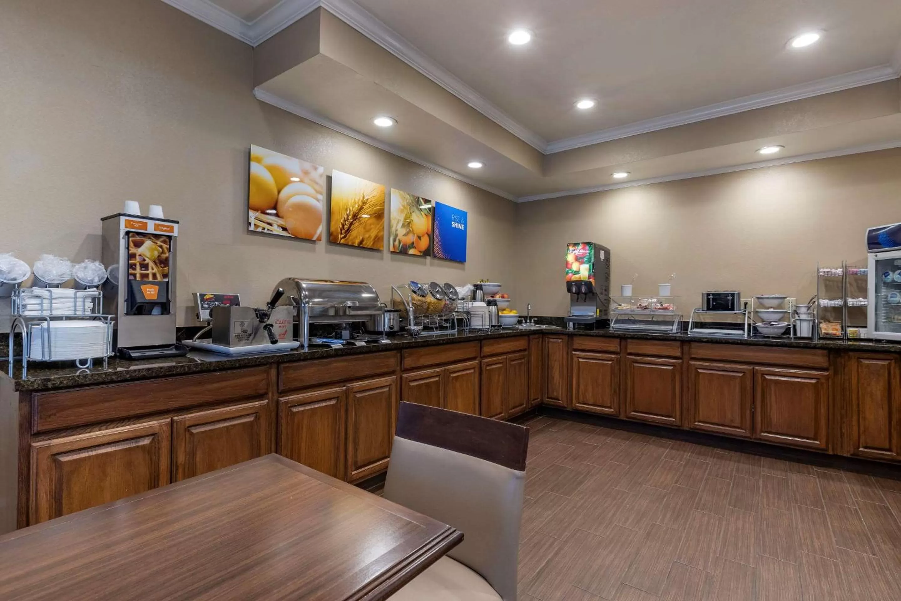 Breakfast in Comfort Inn & Suites Waterloo - Cedar Falls