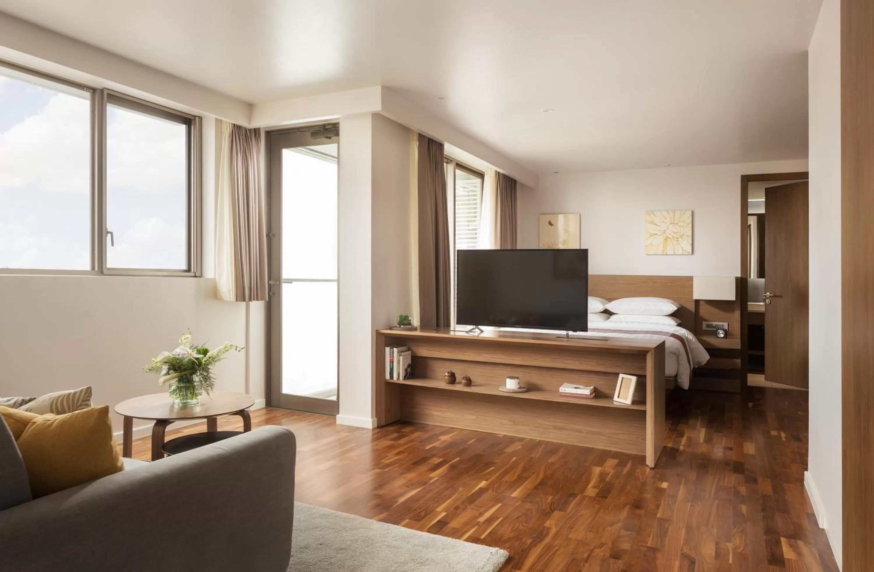 Living room, Bed in Hotel Emion Phnom Penh