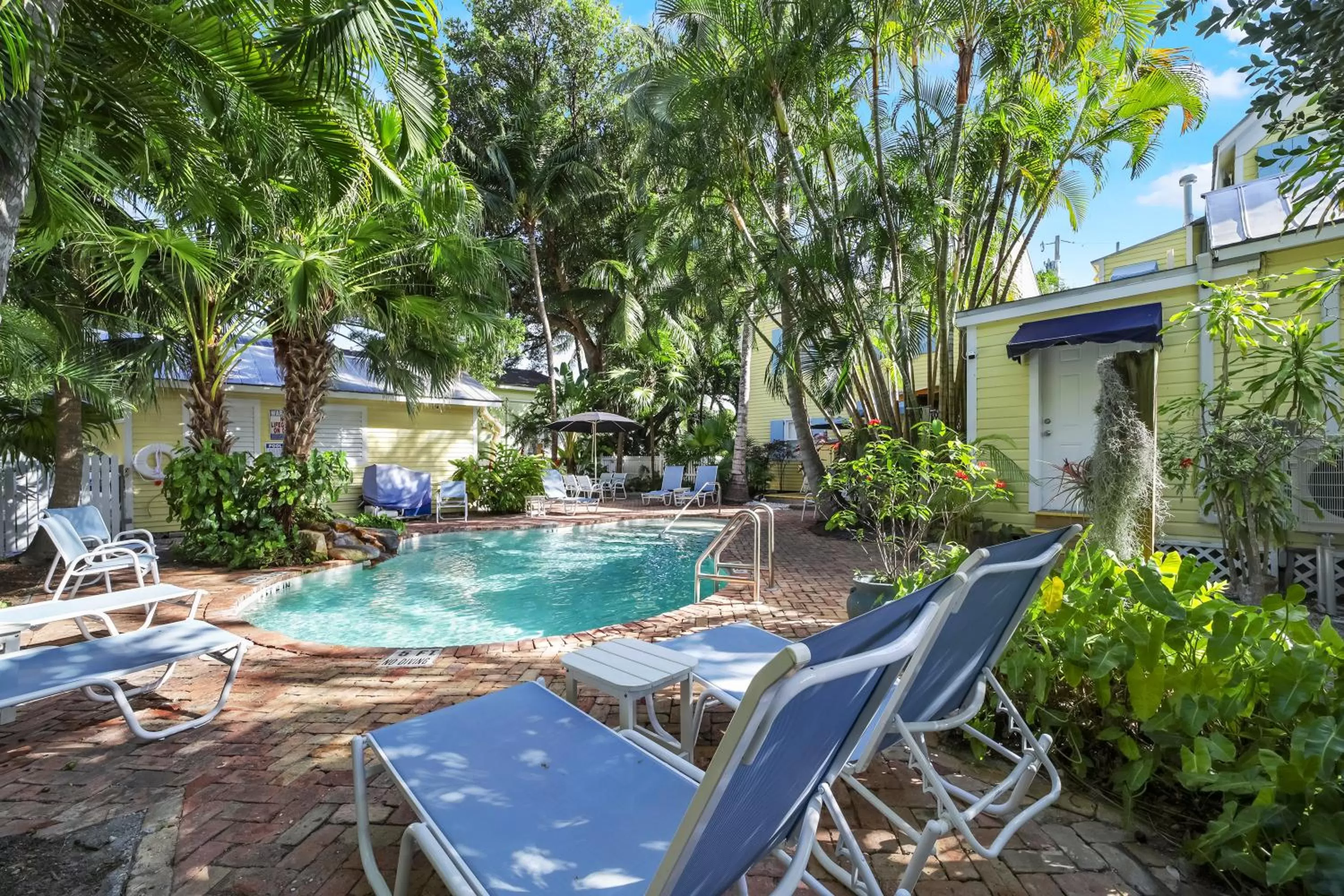 Property building, Swimming Pool in Tranquillity