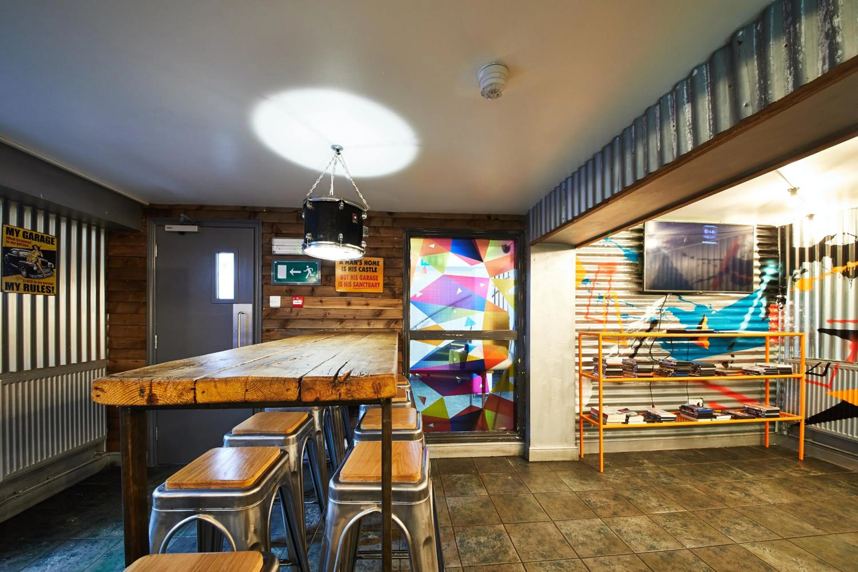 Communal lounge/ TV room in Urban Nomad - Camden Town