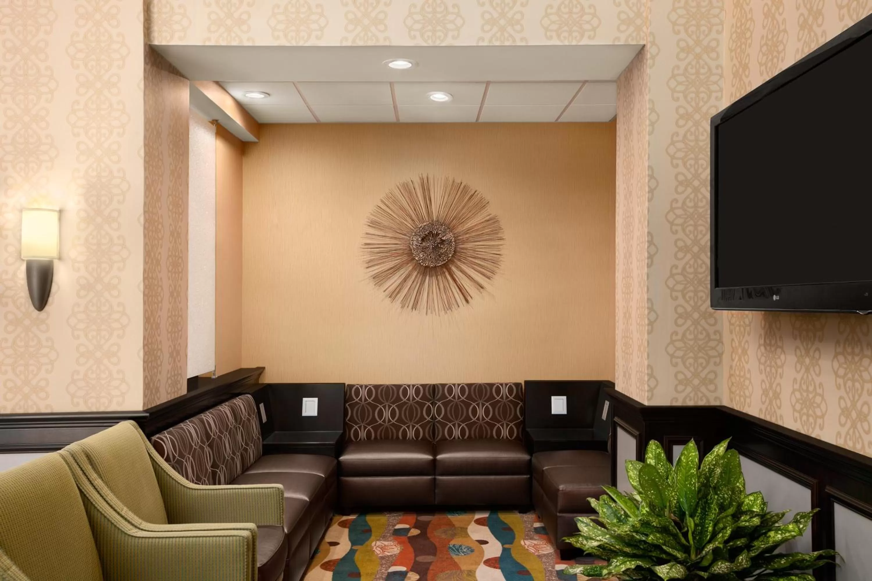 Communal lounge/ TV room in Days Inn by Wyndham Baltimore Inner Harbor