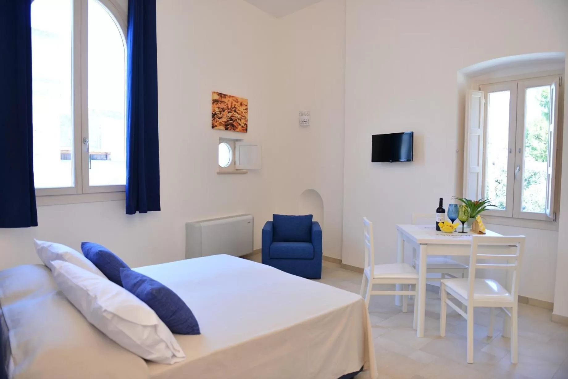 Bedroom, Bed in Tobacco Suite