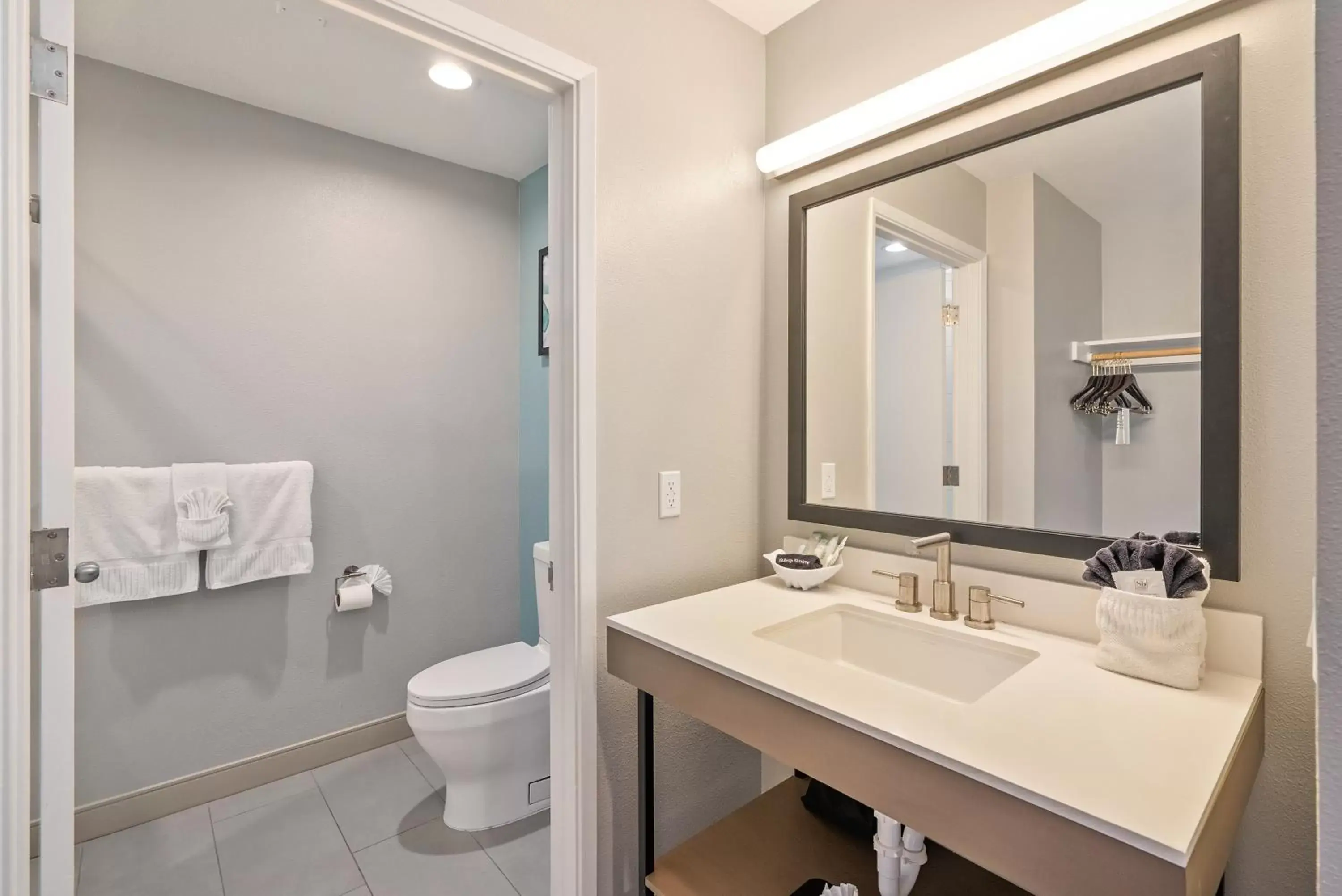 Pier View Upstairs Room with 1 King Bed in Shoreline Inn...on the beach Pier View Upstairs Room with 1 King Bed in Shoreline Inn...on the beach