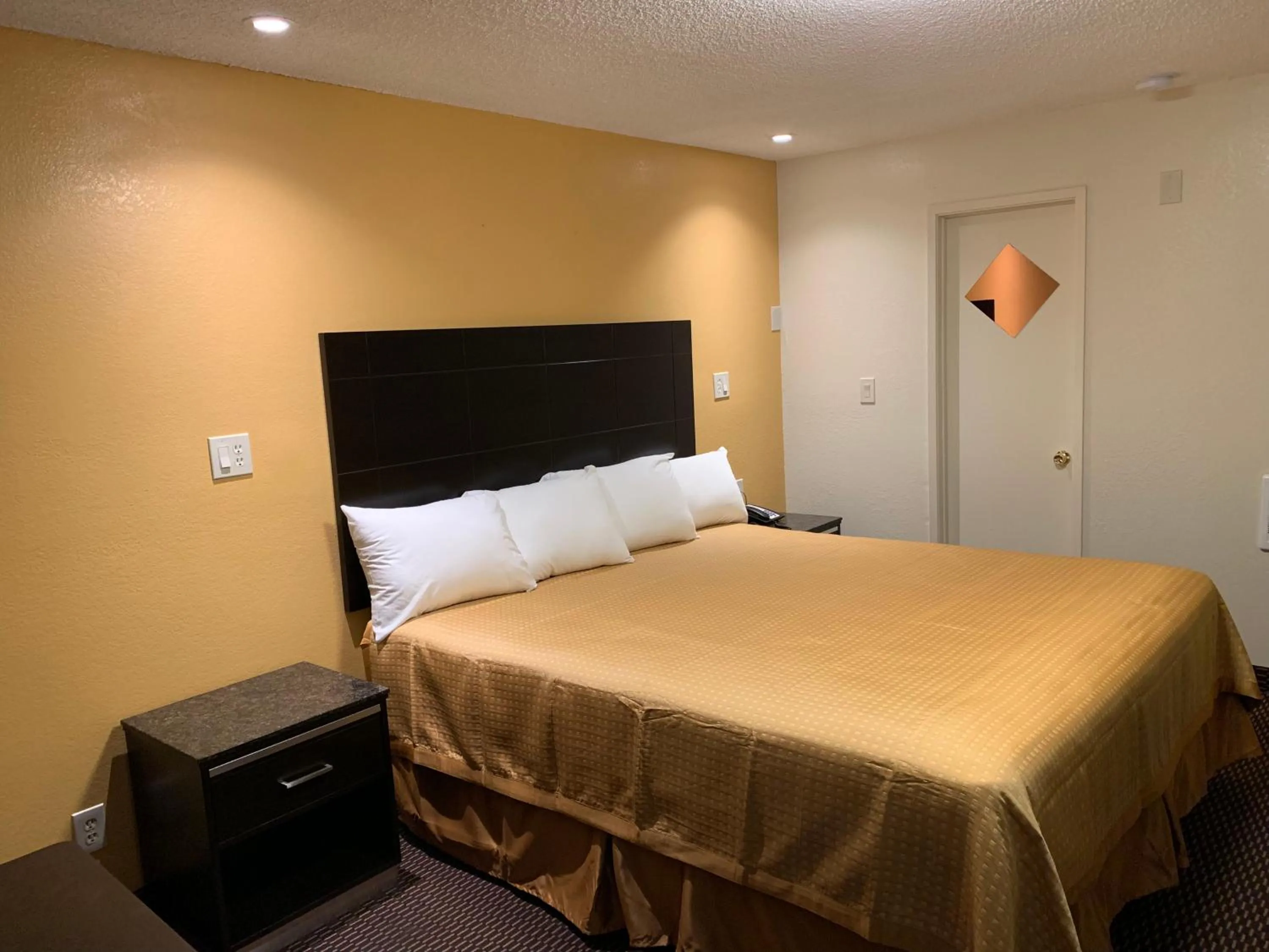 Bed in Seaview Inn Grover Beach