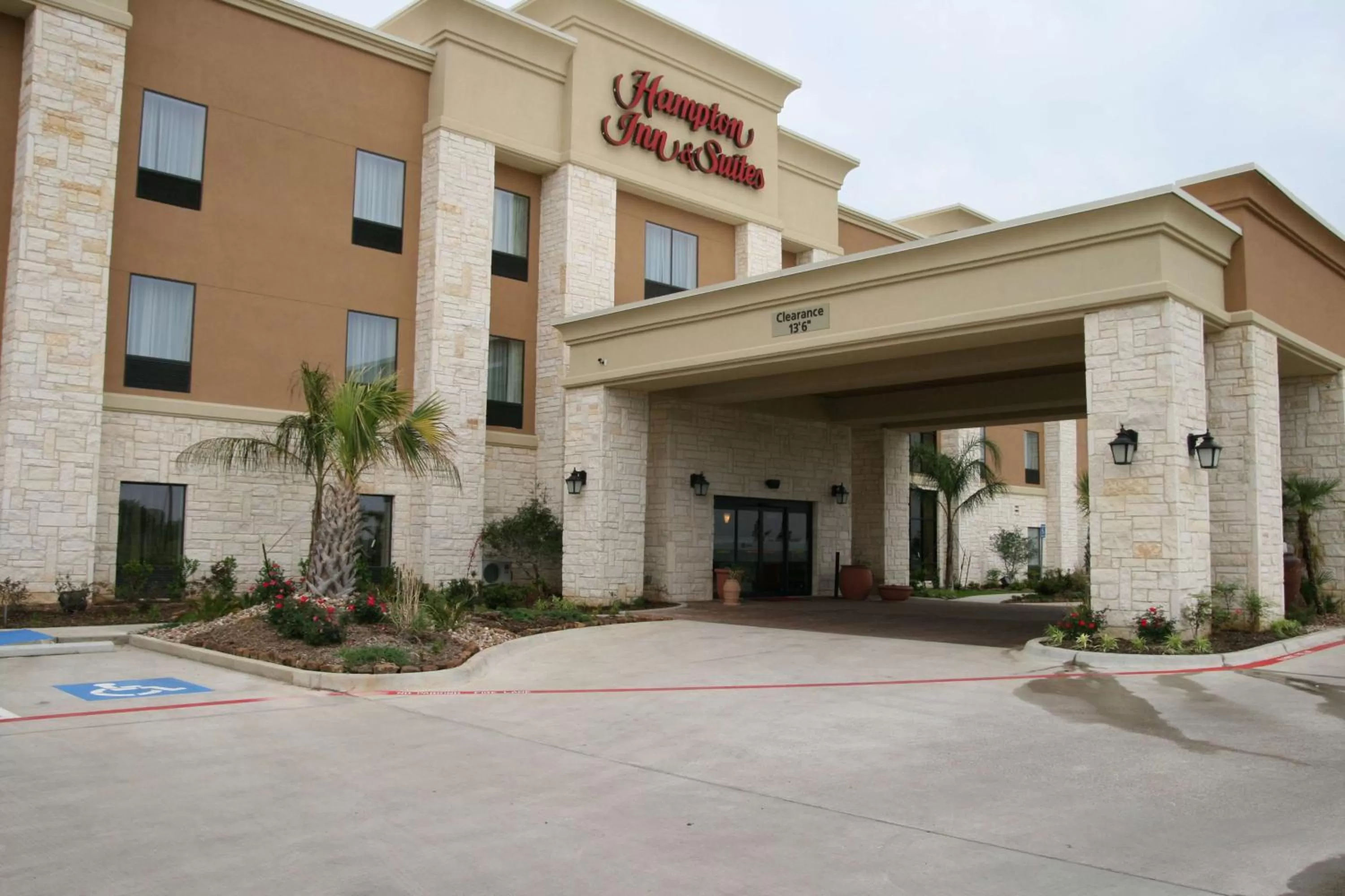 Property building in Hampton Inn & Suites Buffalo
