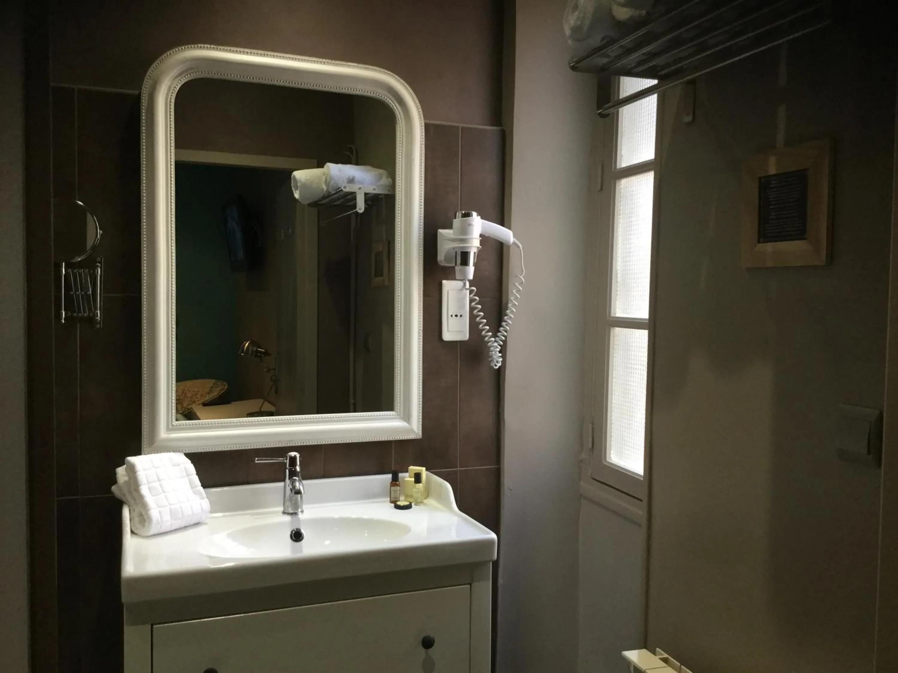 Toilet in Hôtel du Commerce