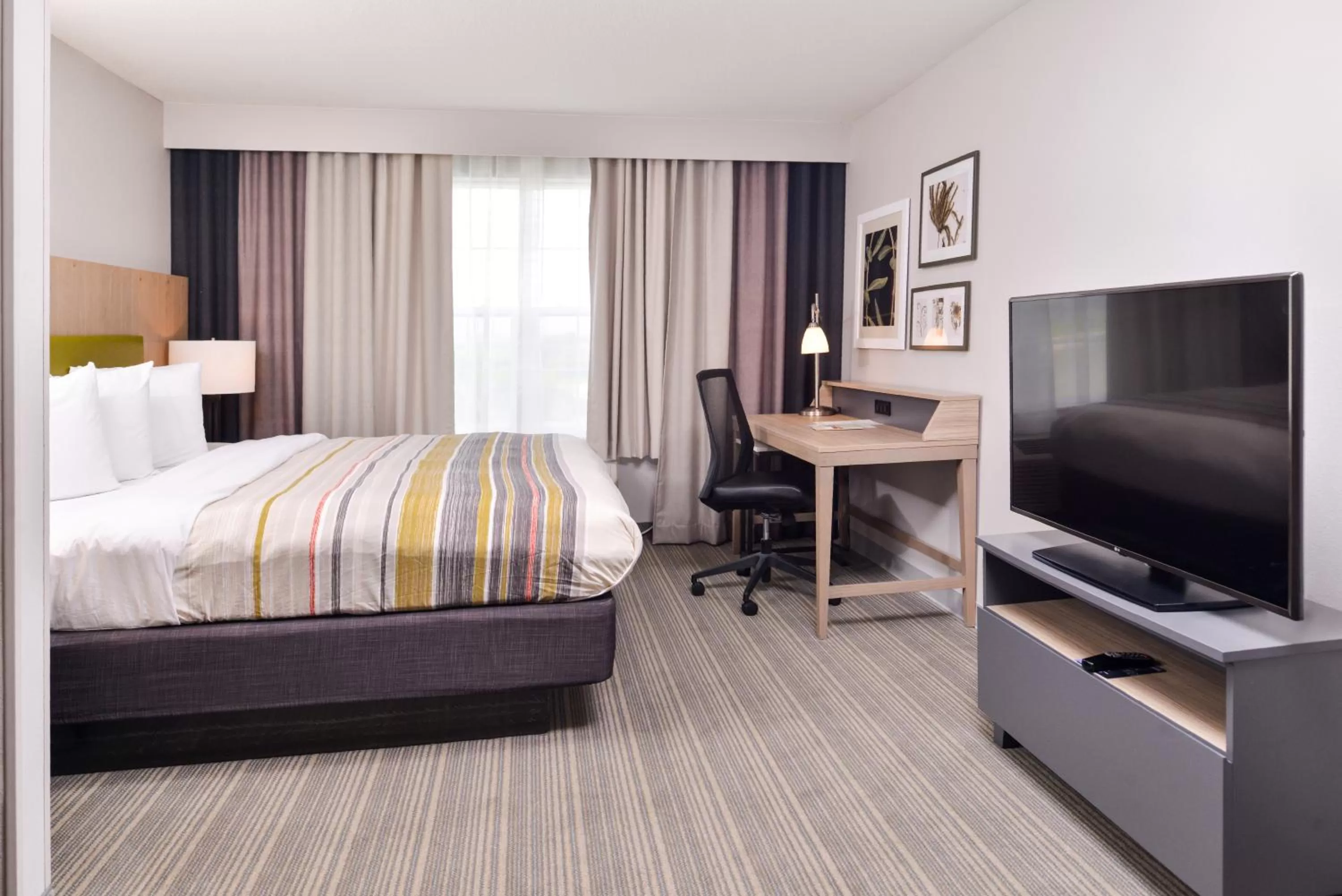 Photo of the whole room, Bed in Country Inn & Suites by Radisson, Tinley Park, IL