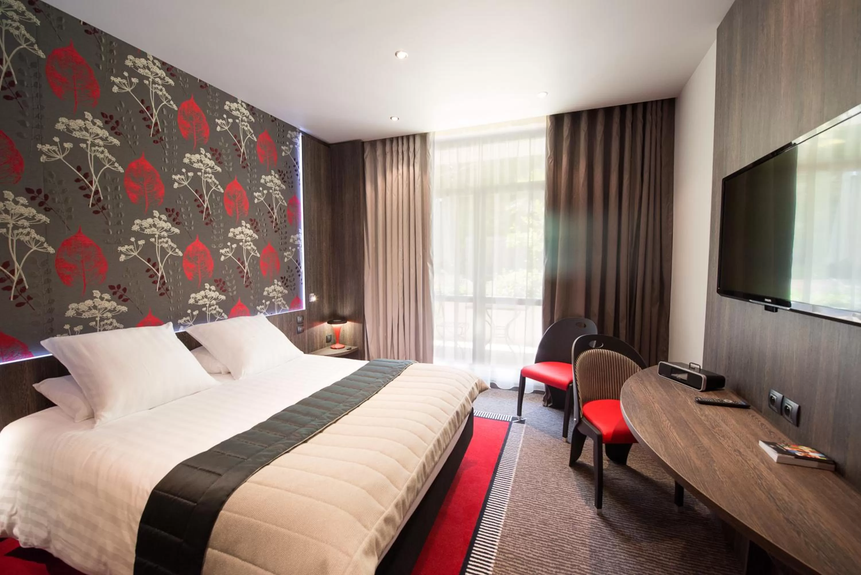 Bed in Best Western Premier Le Patio des Artistes Wellness Jacuzzi