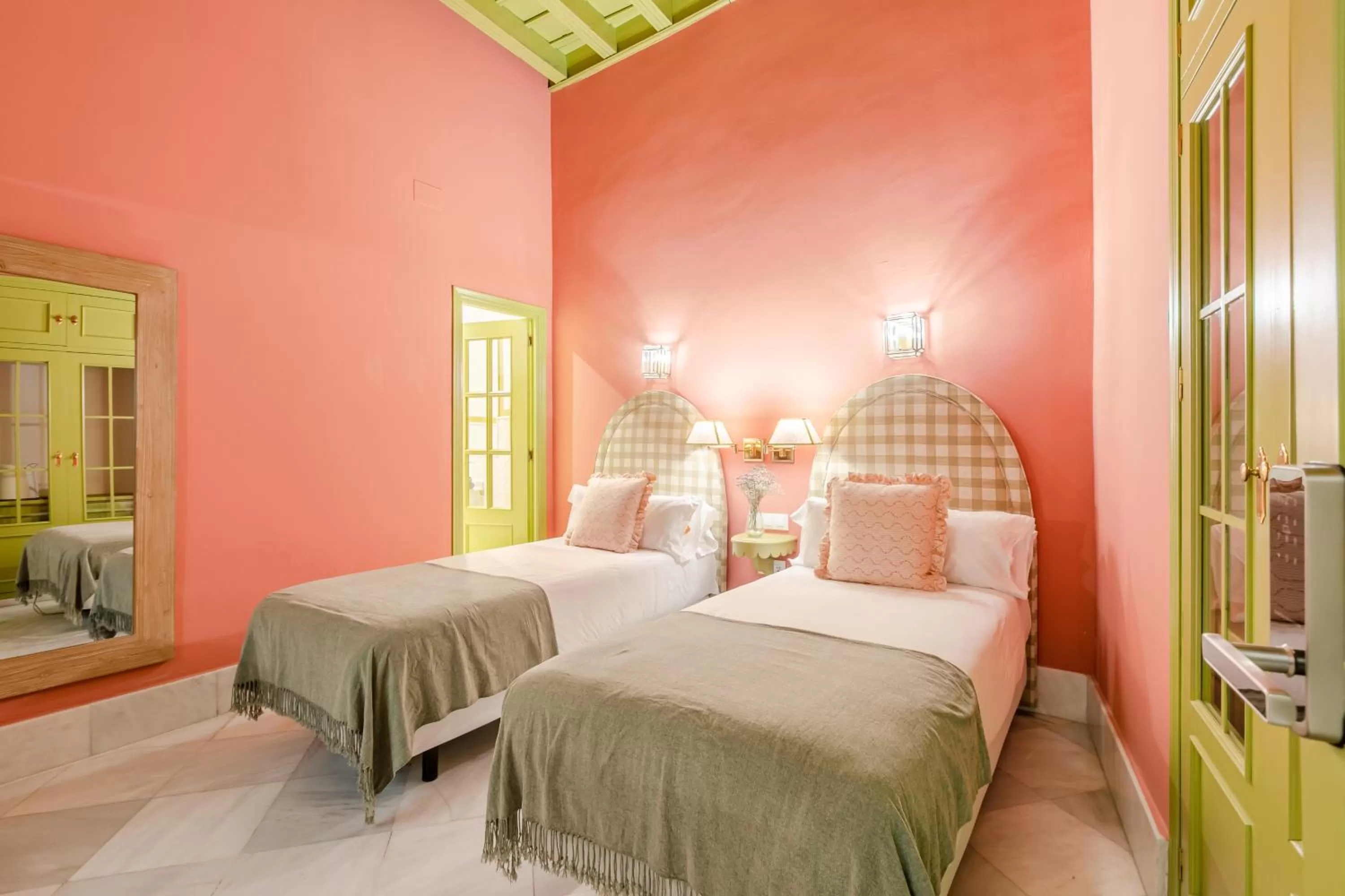 Photo of the whole room, Bed in La Abadia de Giralda